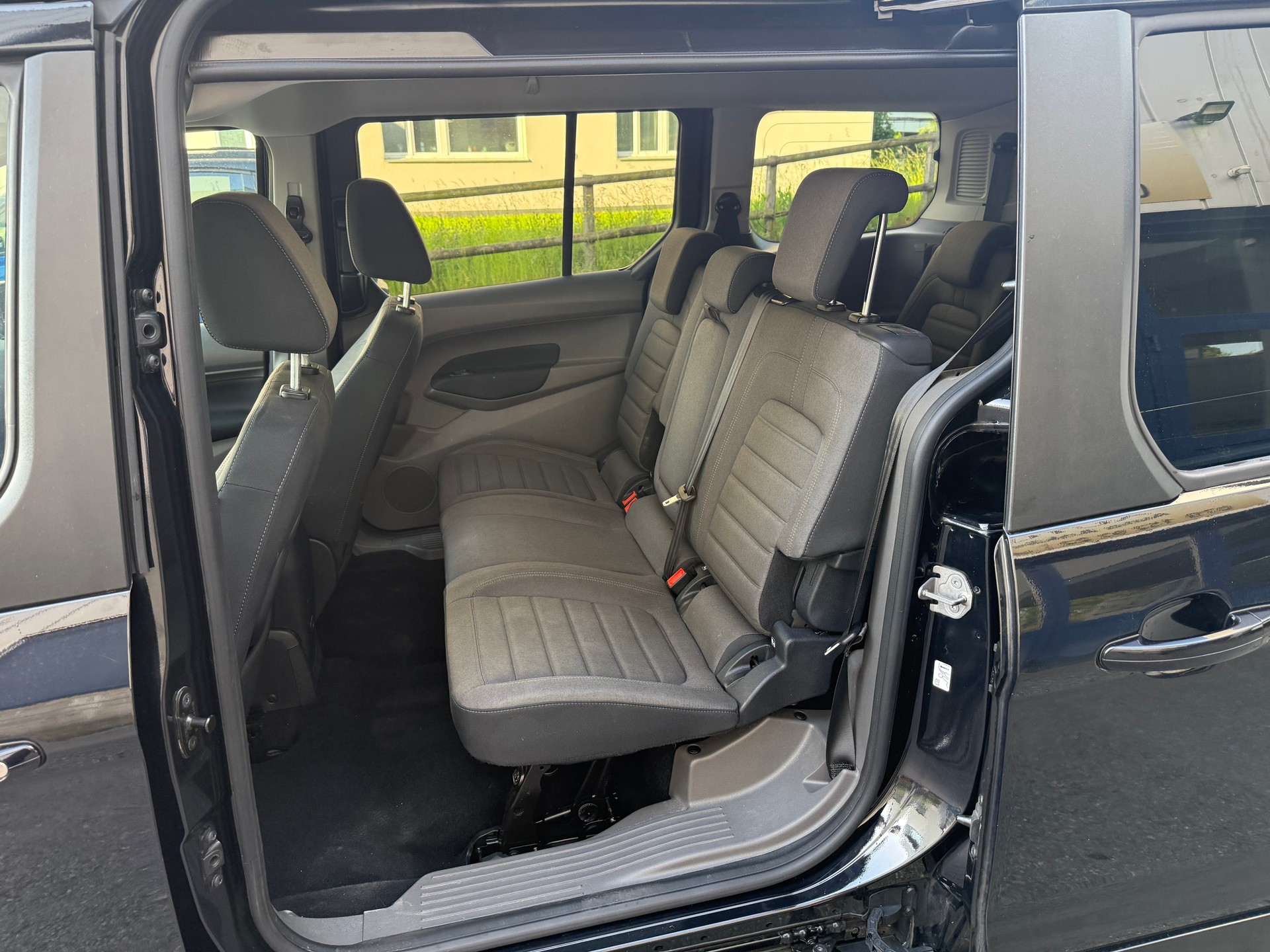FORD Grand Tourneo Connect 1.5 EcoBlue Titanium Automat-image-8
