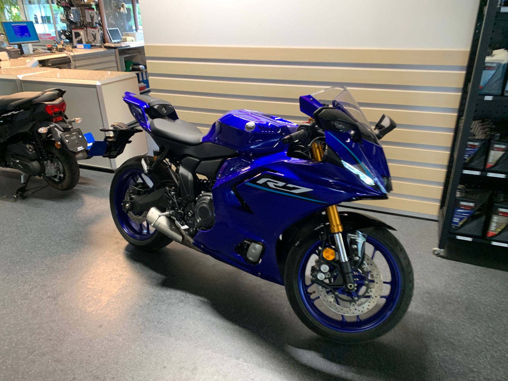 YAMAHA R7