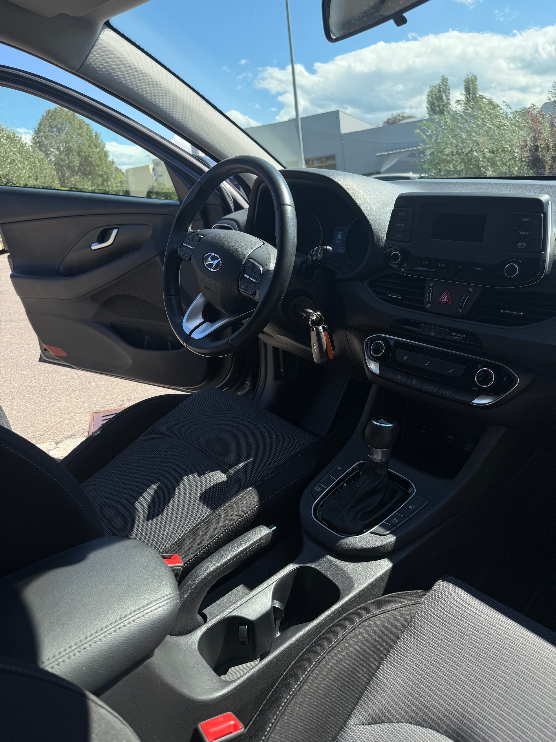 HYUNDAI i30-image-8