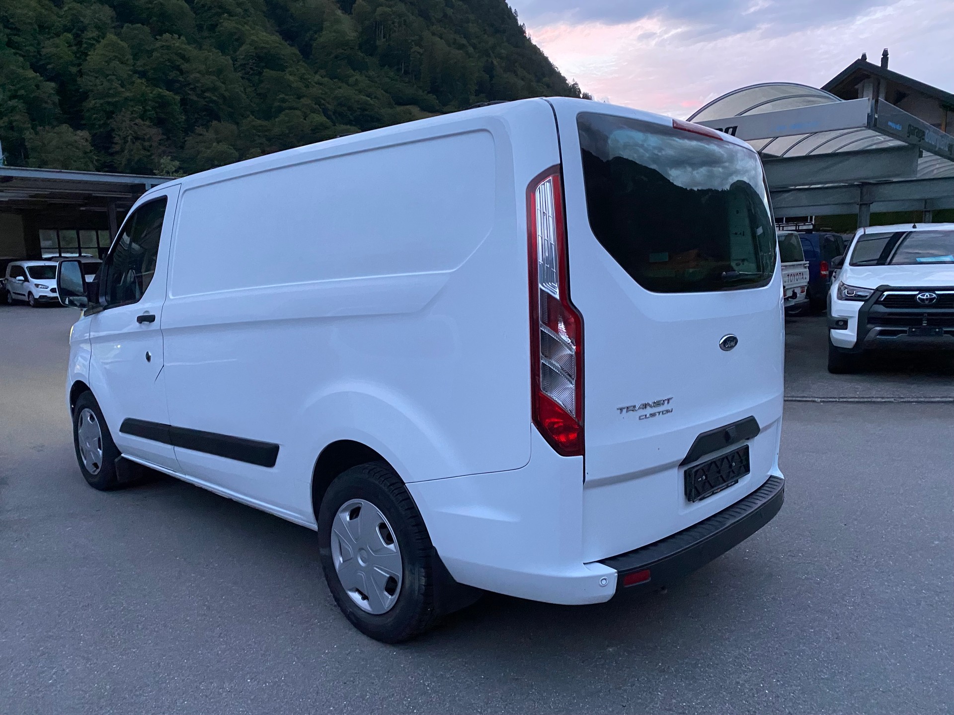 FORD Transit Custom Van 320 L1H1 Trend A-image-9