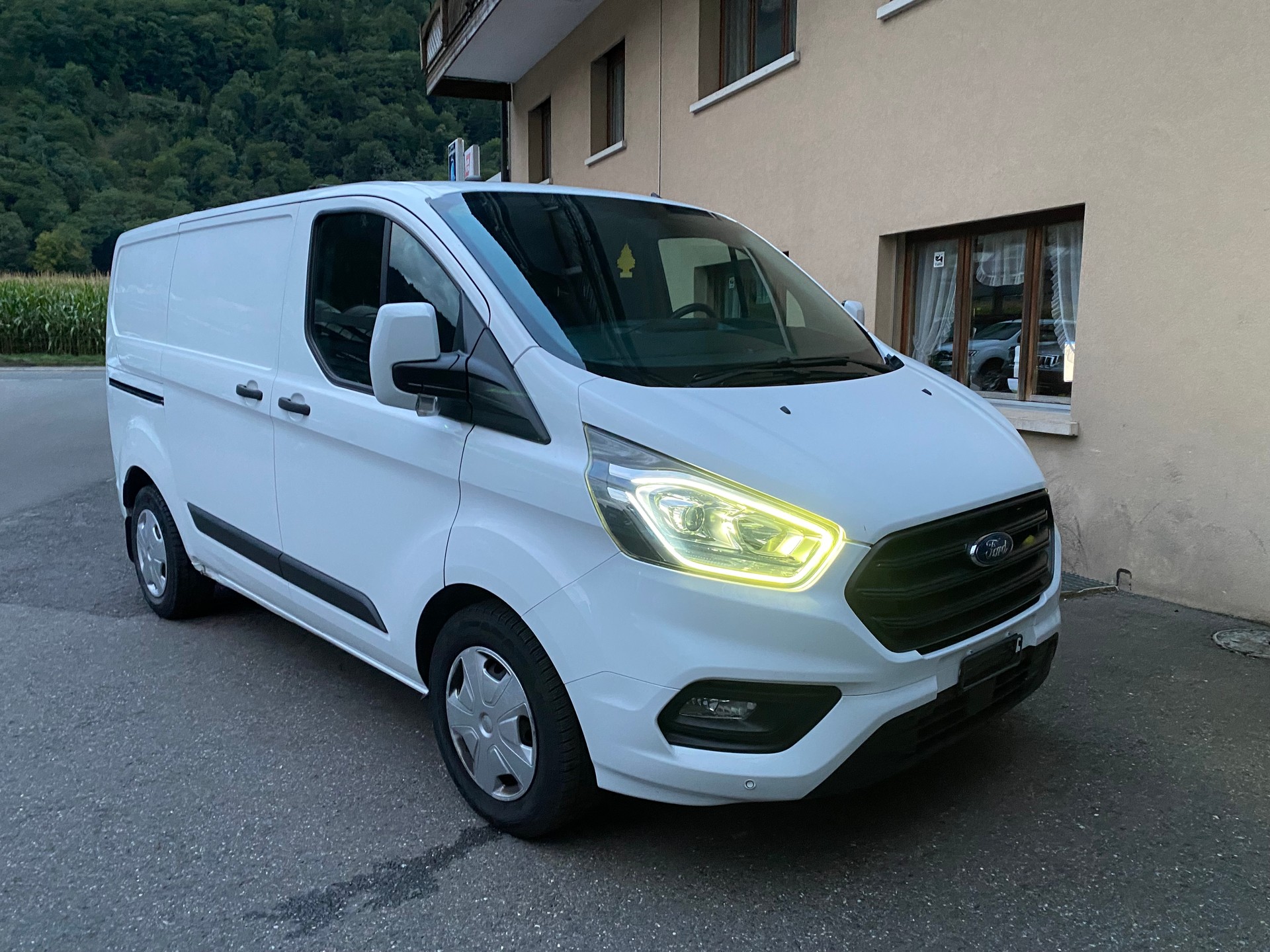 FORD Transit Custom Van 320 L1H1 Trend A-image-10
