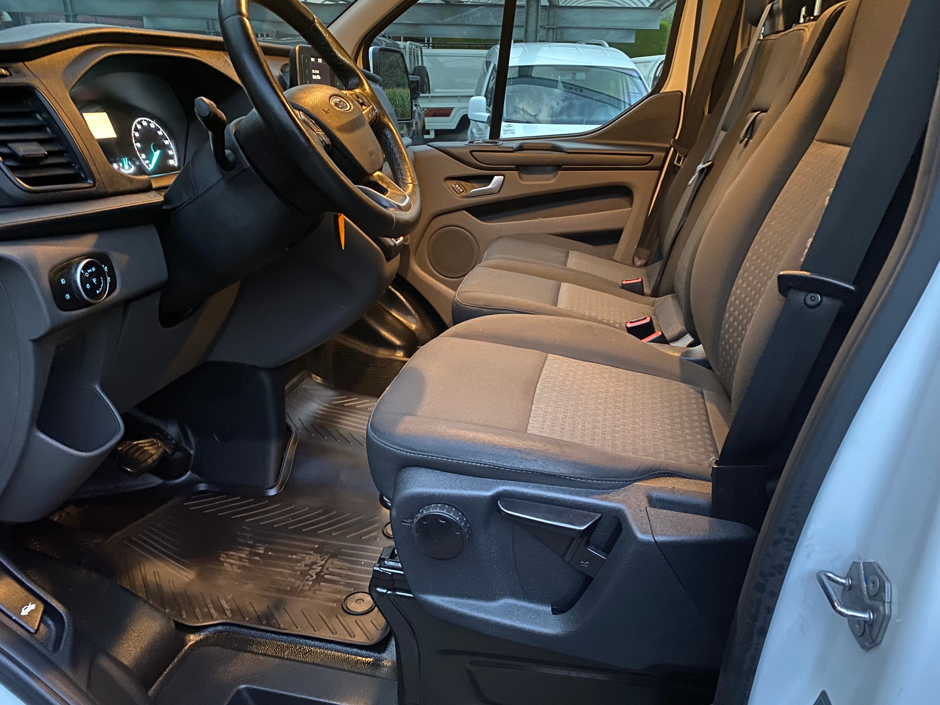 FORD Transit Custom Van 320 L1H1 Trend A-image-2