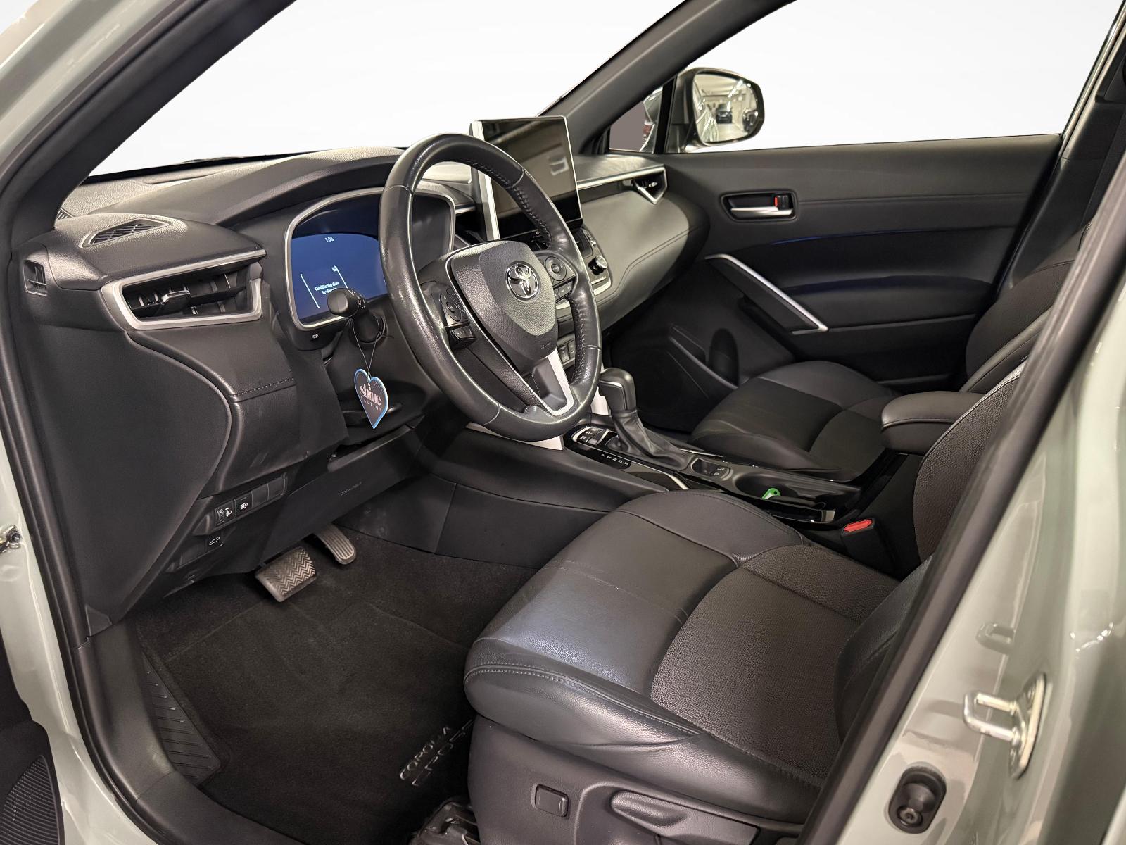 TOYOTA Corolla Cross 2.0 HSD Trend AWD-i-image-9