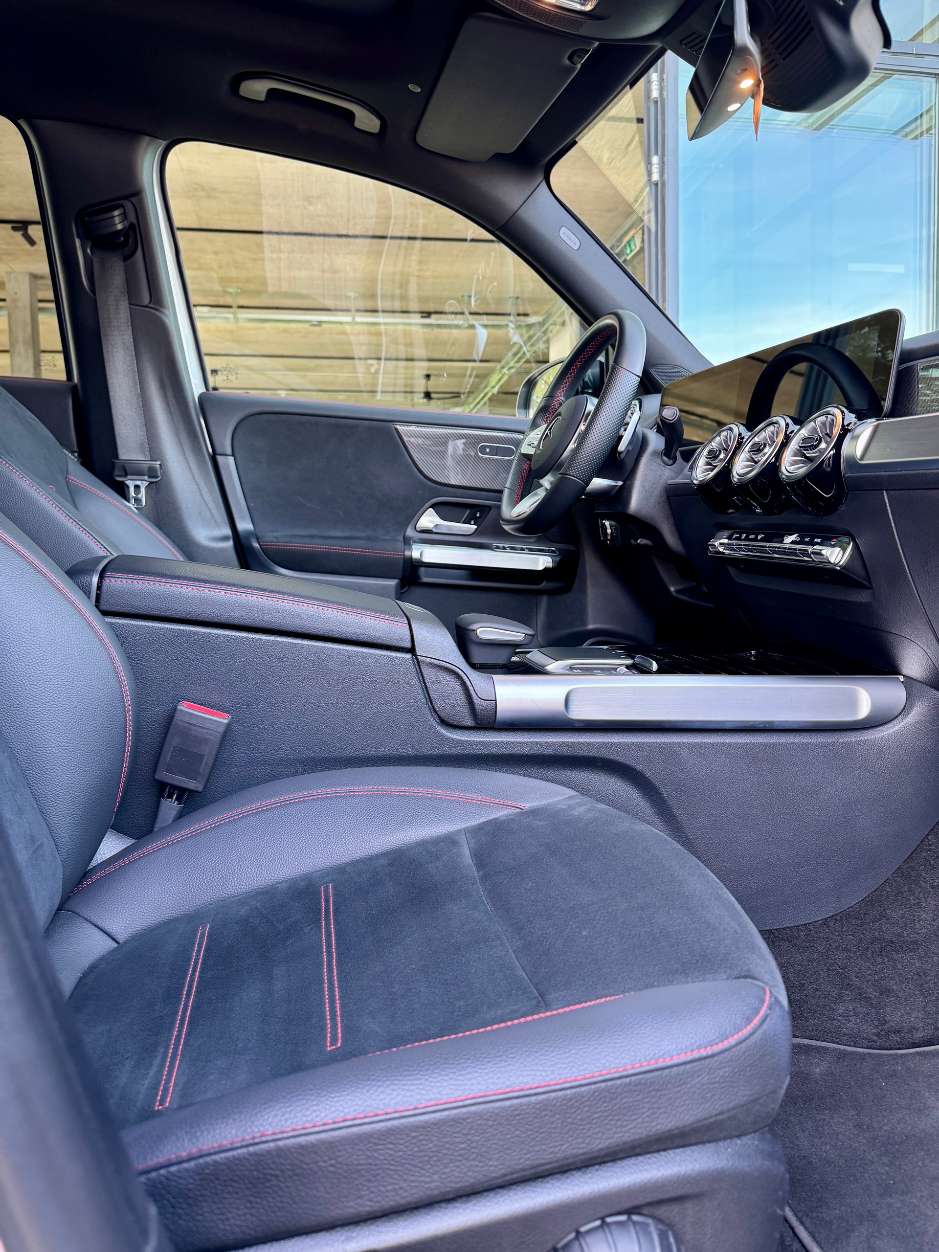 MERCEDES-BENZ GLB 250 4Matic AMG Line 8G-Tronic-image-9