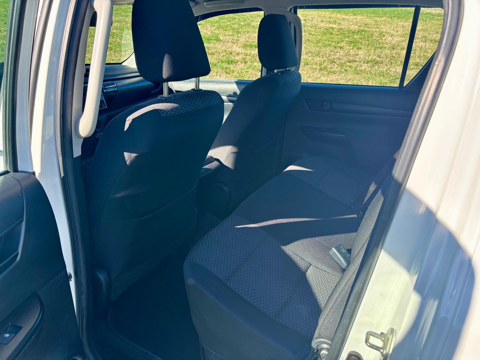 TOYOTA Hilux 2.4D-4D Luna Double Cab 4x4-image-8