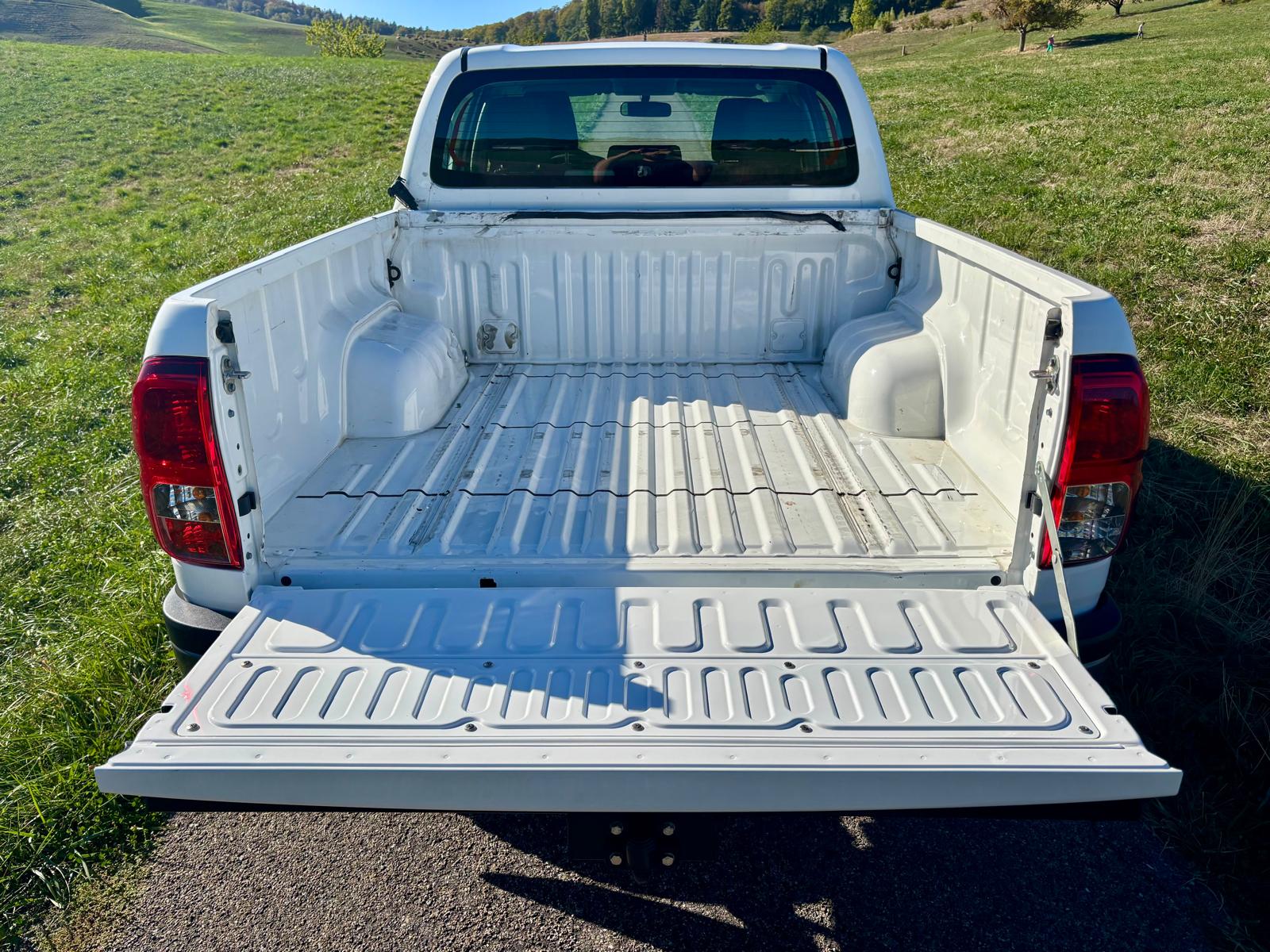 TOYOTA Hilux 2.4D-4D Luna Double Cab 4x4-image-4