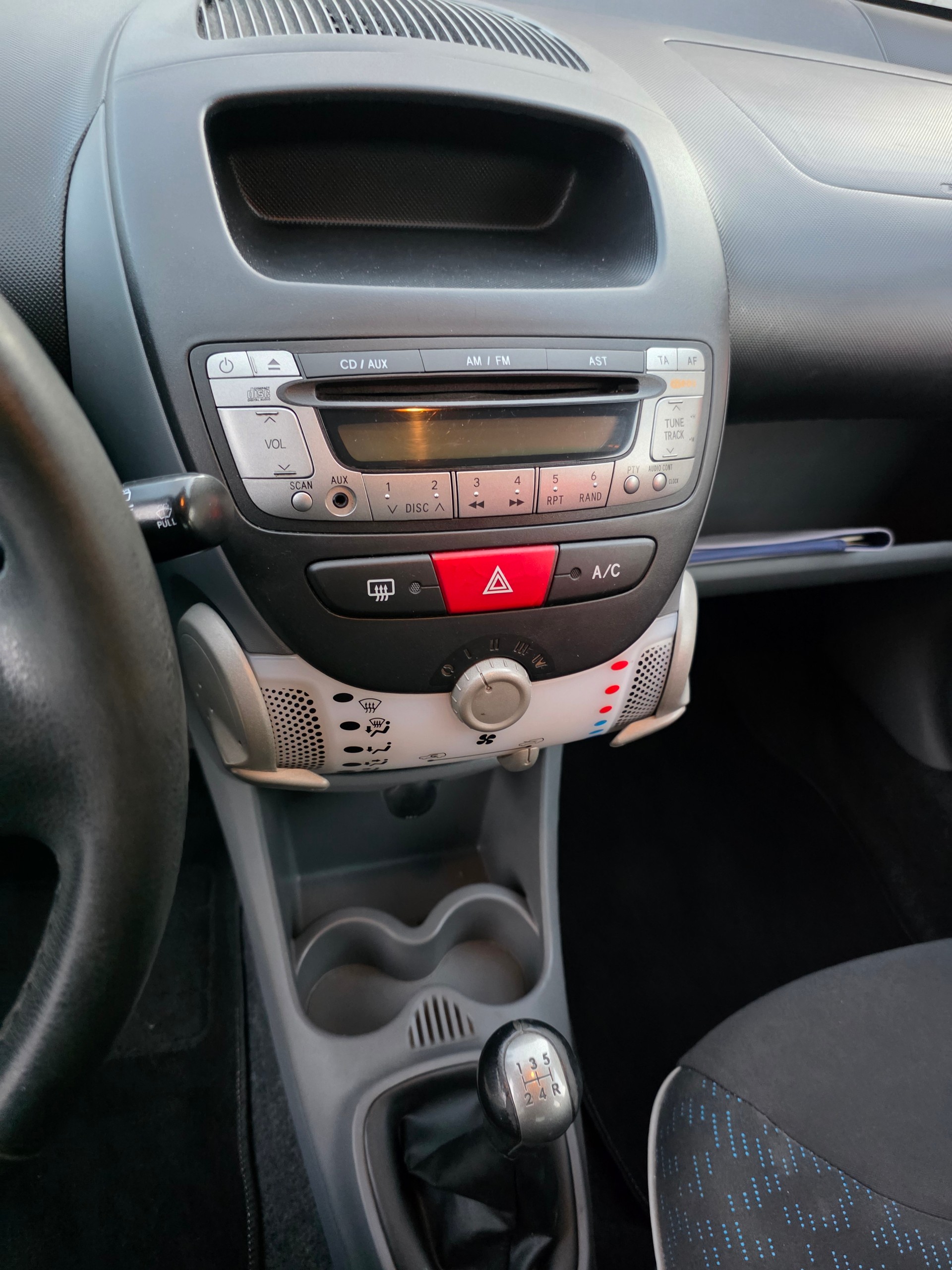 PEUGEOT 107 1.0 Swiss Edition-image-6