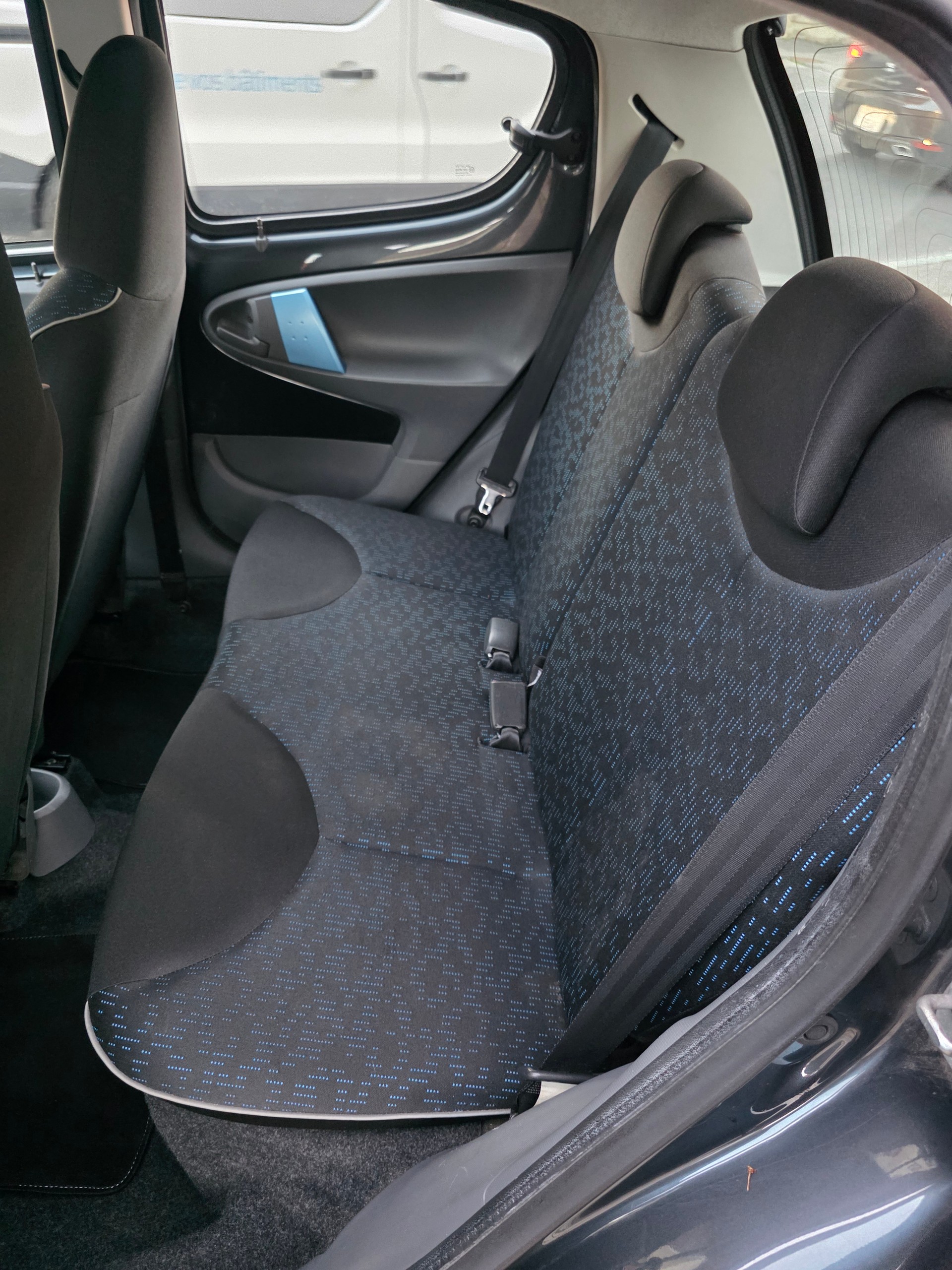 PEUGEOT 107 1.0 Swiss Edition-image-8