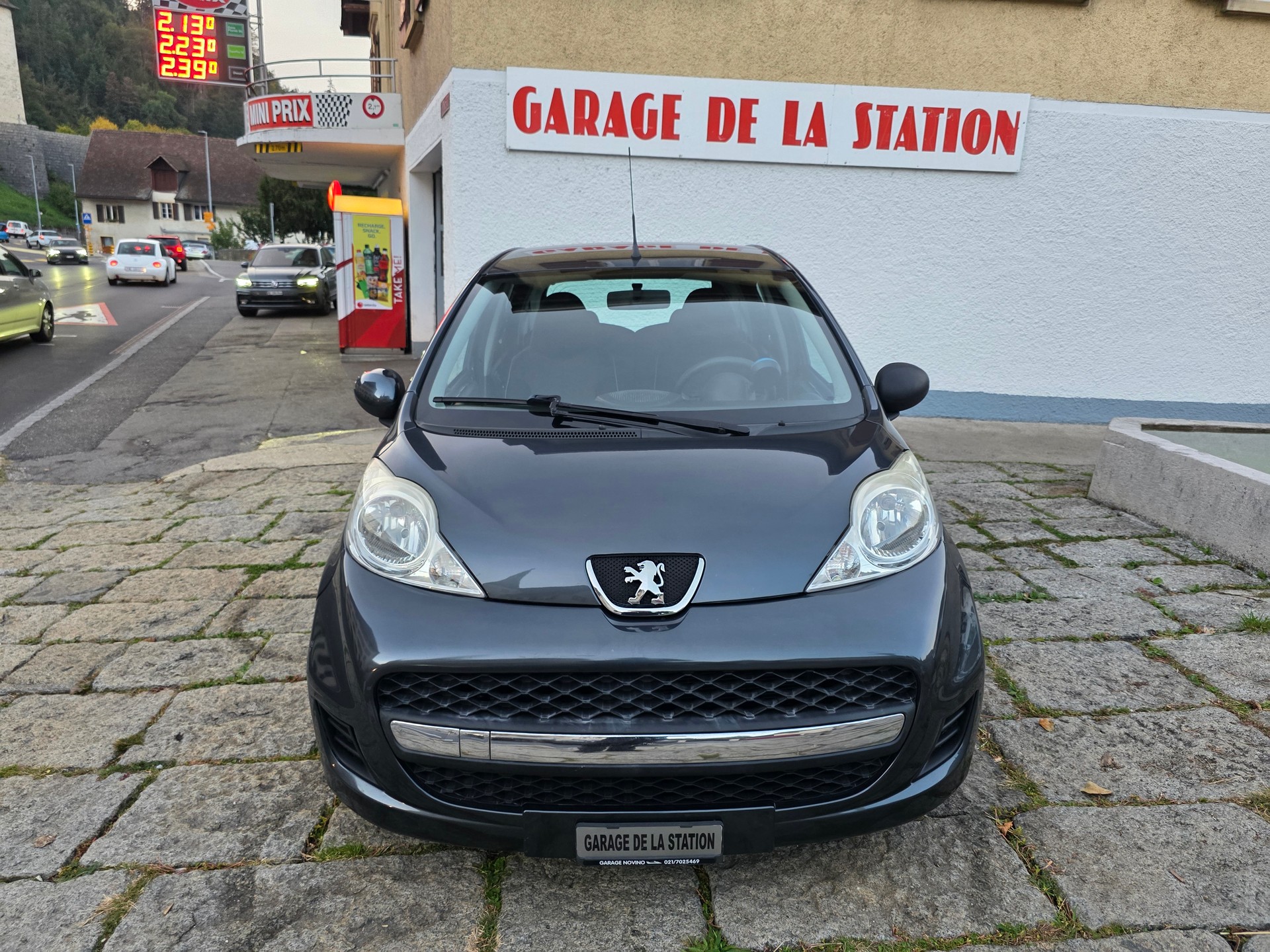 PEUGEOT 107 1.0 Swiss Edition-image-1