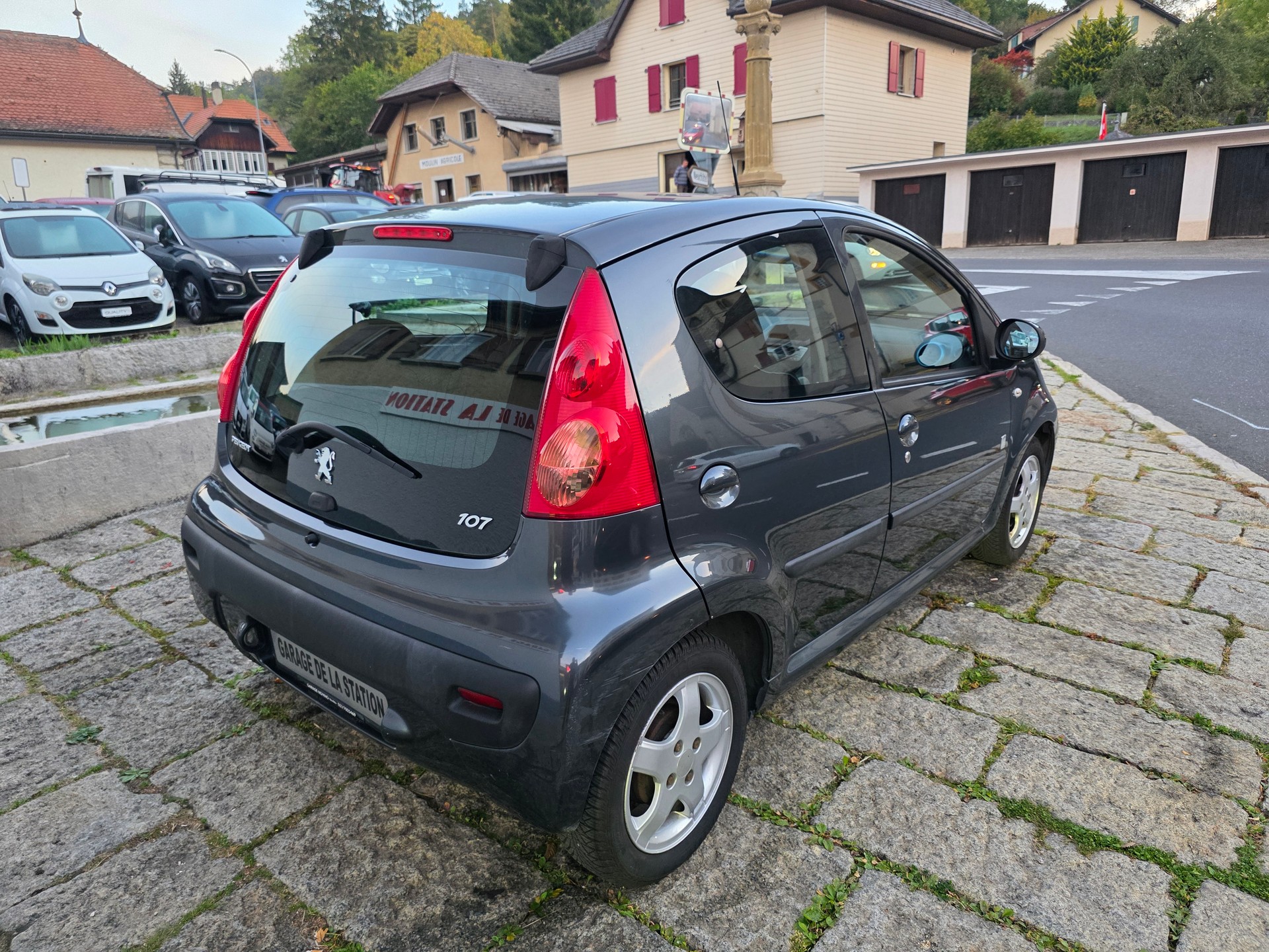 PEUGEOT 107 1.0 Swiss Edition-image-3