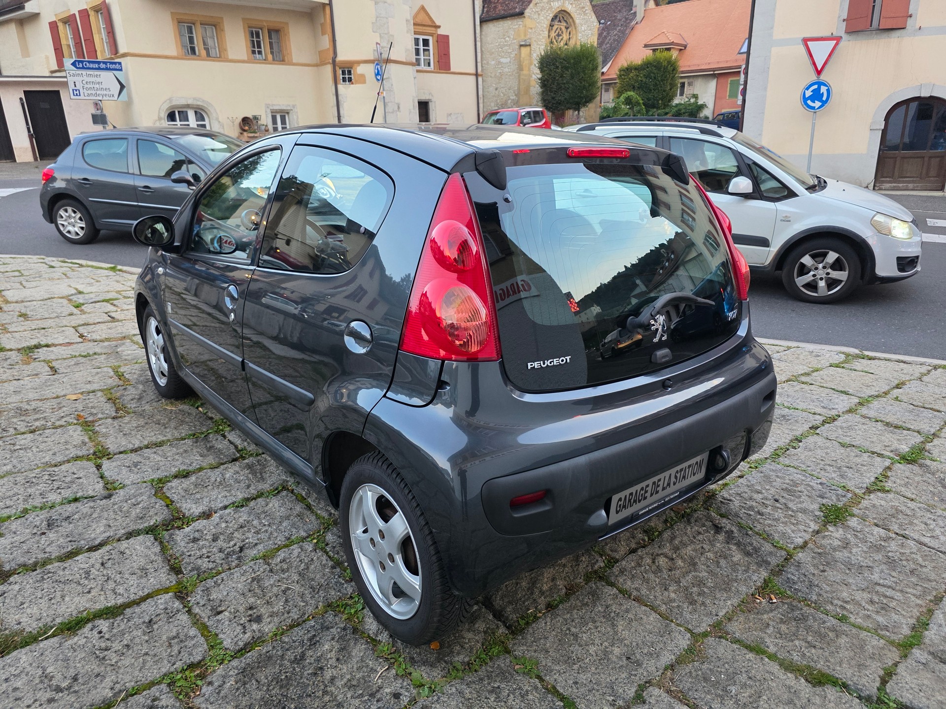 PEUGEOT 107 1.0 Swiss Edition-image-4