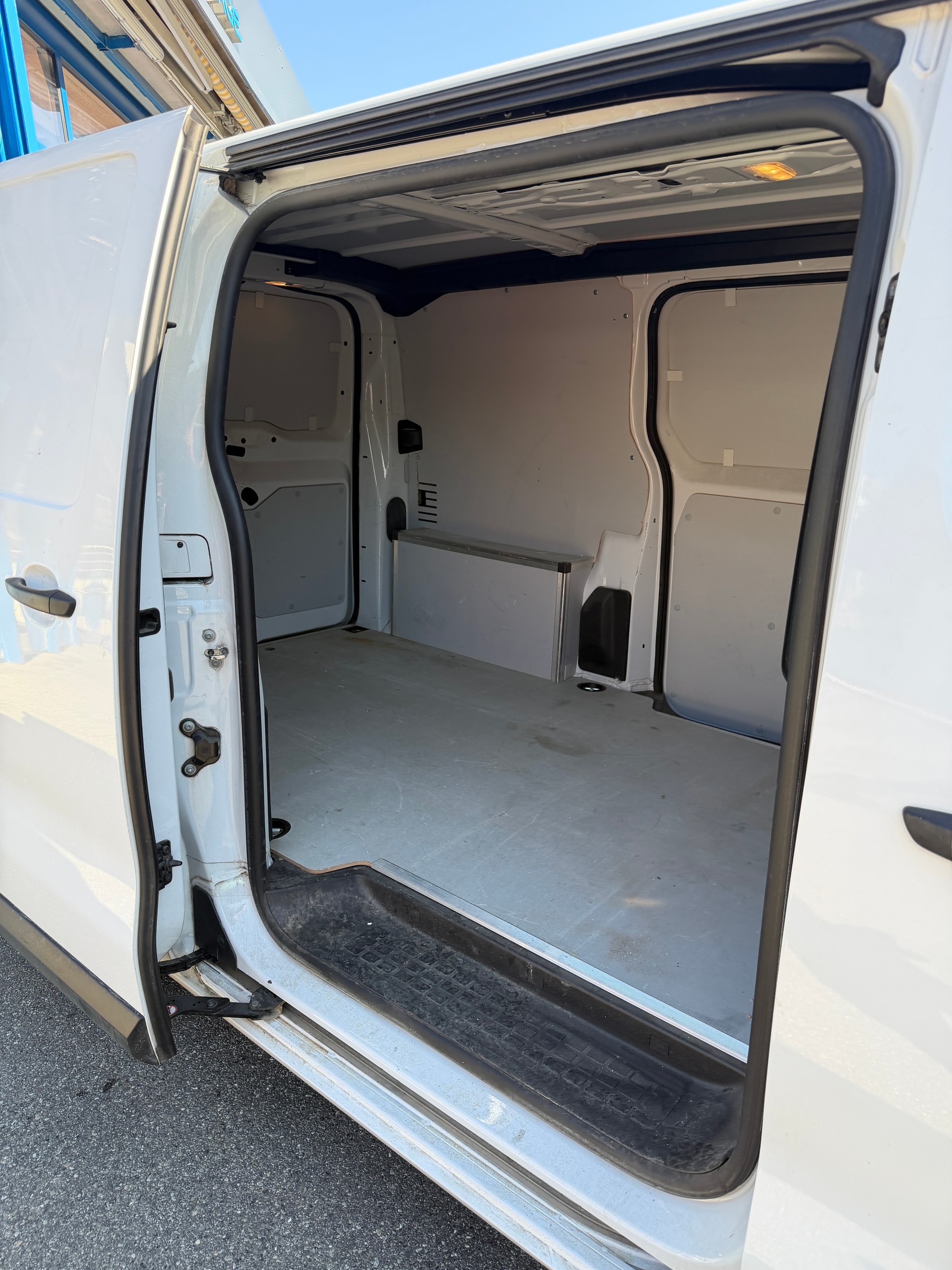 CITROEN Jumpy 2.0 BlueHDi 140 M Club EAT8-image-7