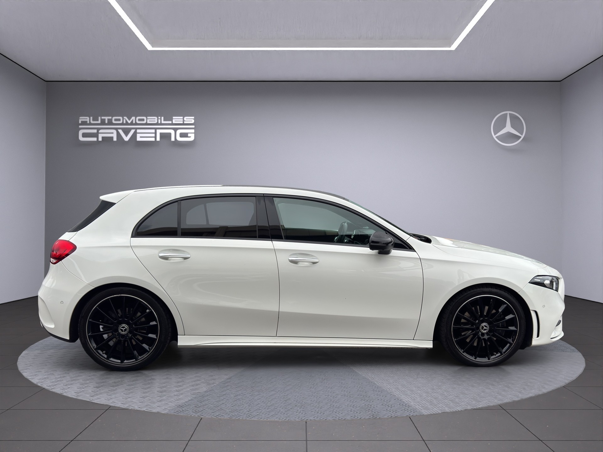 MERCEDES-BENZ A 220 AMG Line 7G-DCT 4Matic-image-5