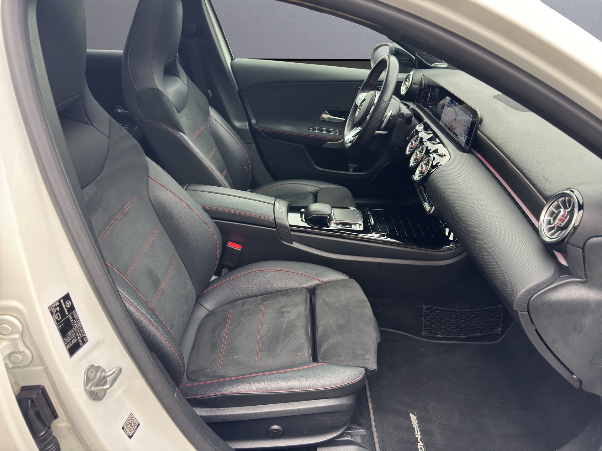 MERCEDES-BENZ A 220 AMG Line 7G-DCT 4Matic-image-14