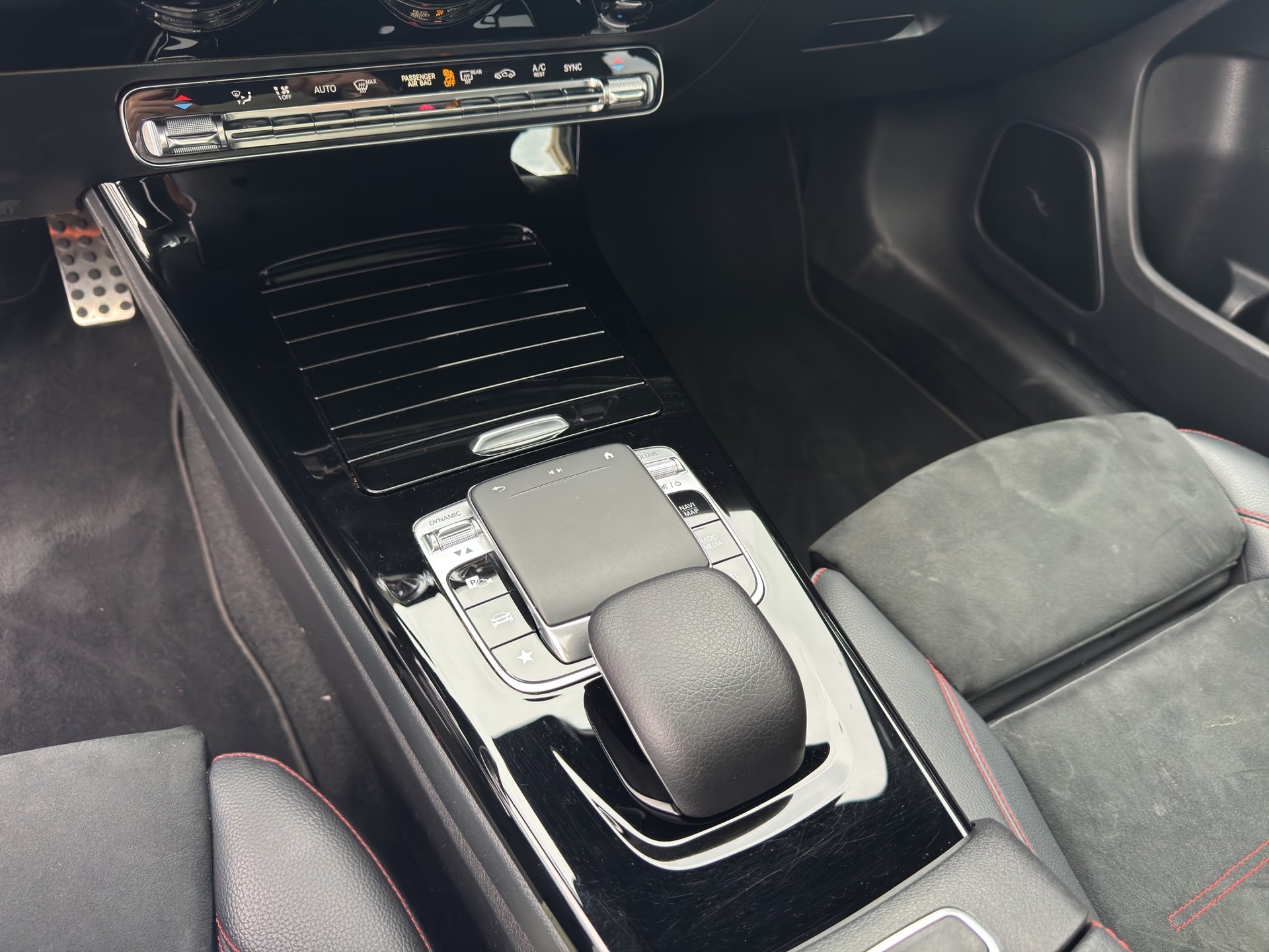 MERCEDES-BENZ A 220 AMG Line 7G-DCT 4Matic-image-12