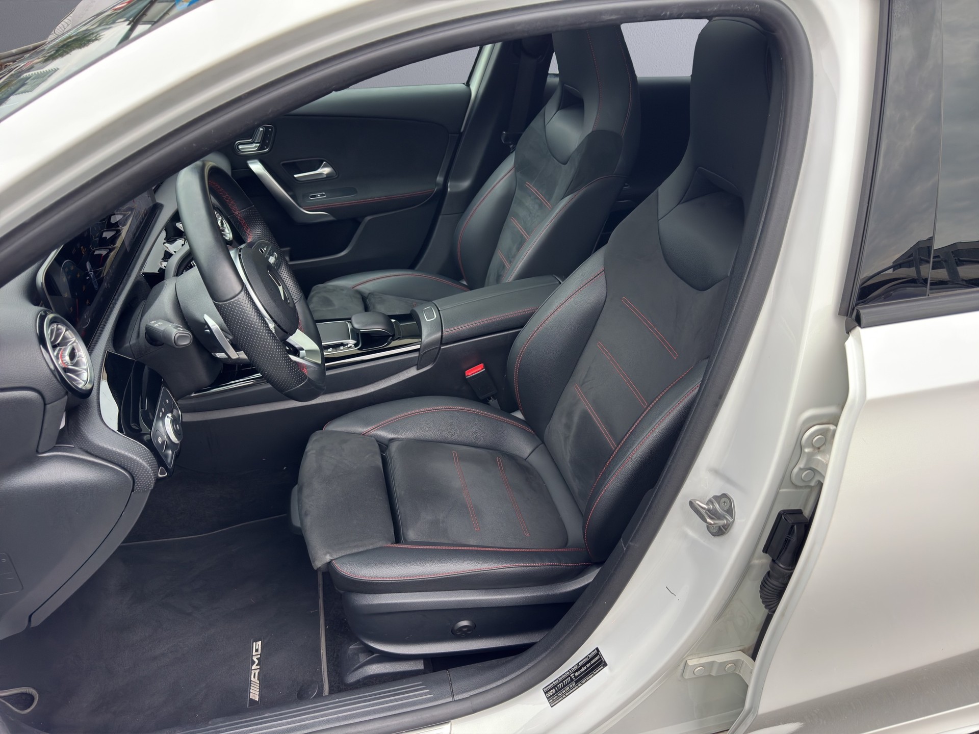 MERCEDES-BENZ A 220 AMG Line 7G-DCT 4Matic-image-9
