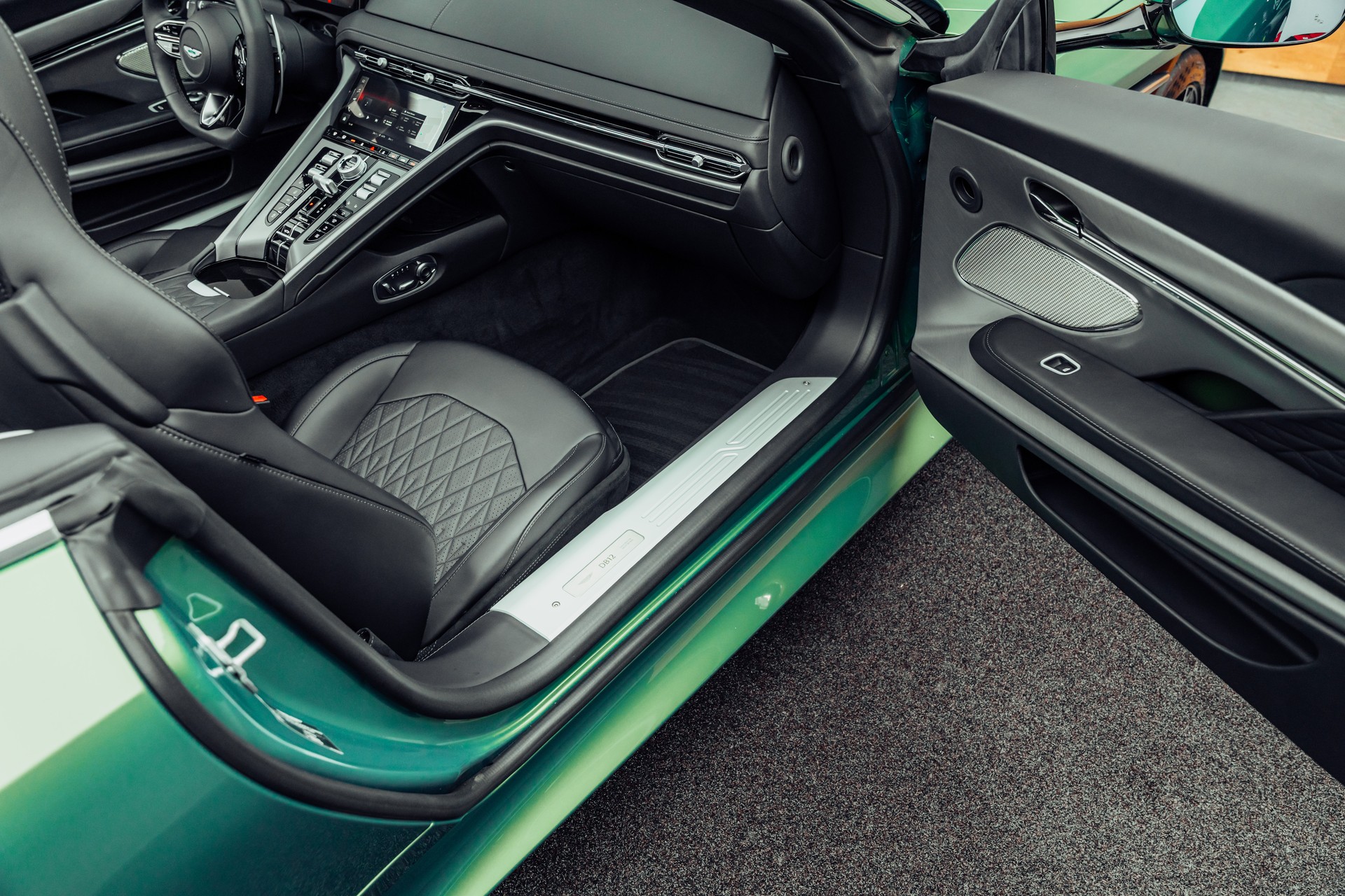 ASTON MARTIN DB12 Volante 4.0 V8 Bi-Turbo-image-14