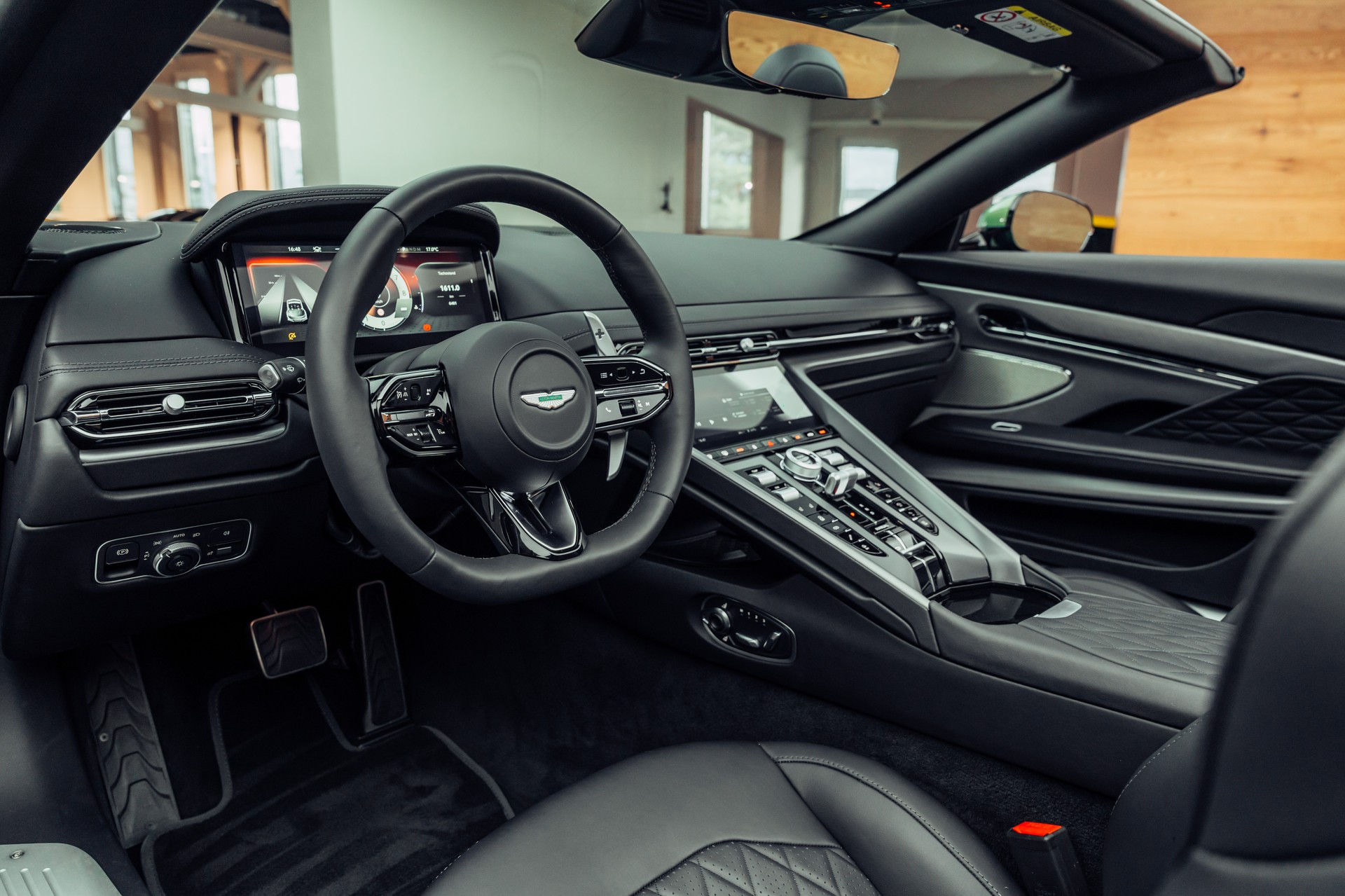 ASTON MARTIN DB12 Volante 4.0 V8 Bi-Turbo-image-4