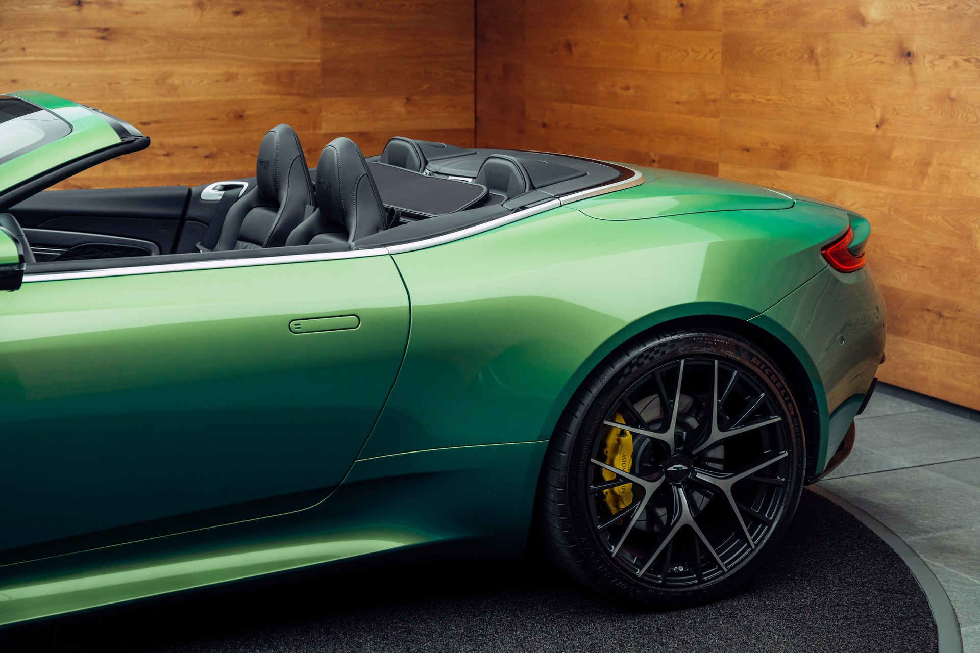 ASTON MARTIN DB12 Volante 4.0 V8 Bi-Turbo-image-18