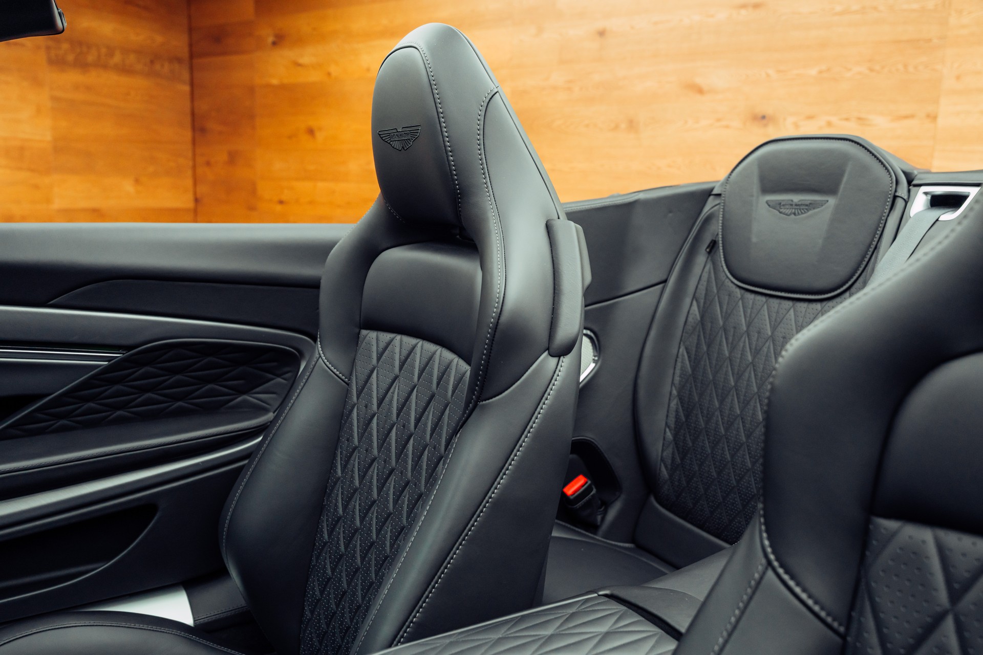 ASTON MARTIN DB12 Volante 4.0 V8 Bi-Turbo-image-6