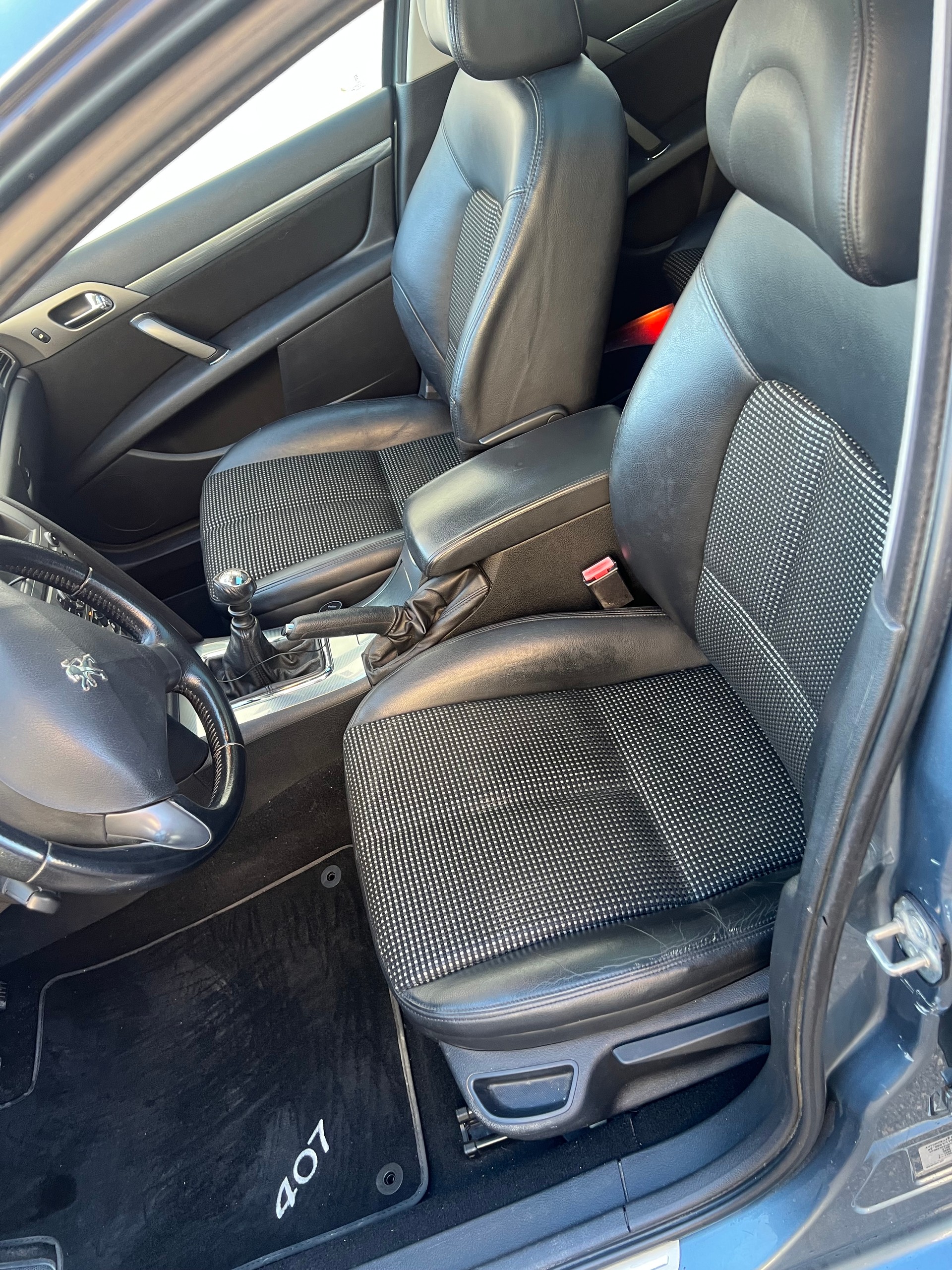 PEUGEOT 407 SW 2.2 ST Executive-image-8