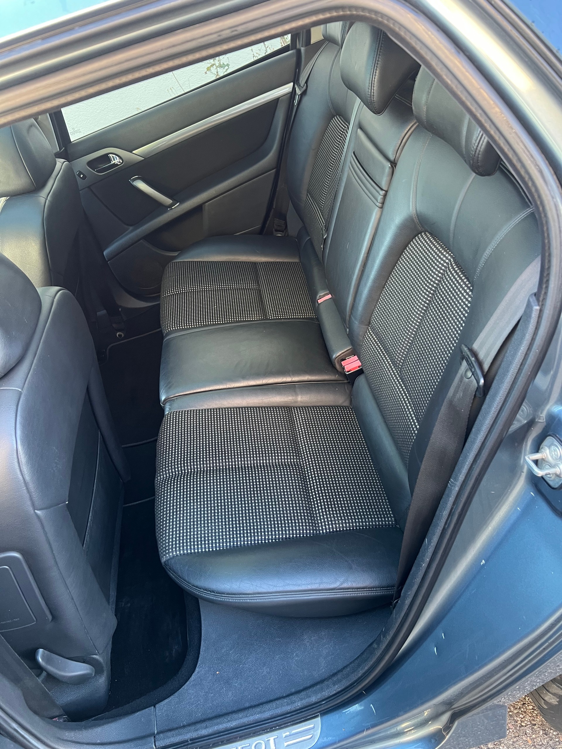 PEUGEOT 407 SW 2.2 ST Executive-image-6