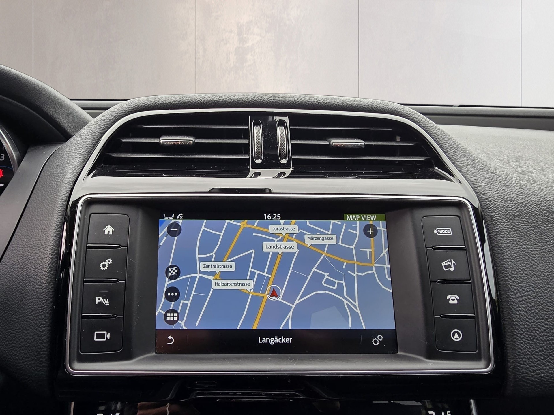 JAGUAR XE 20d Automatik 180 PS-image-11
