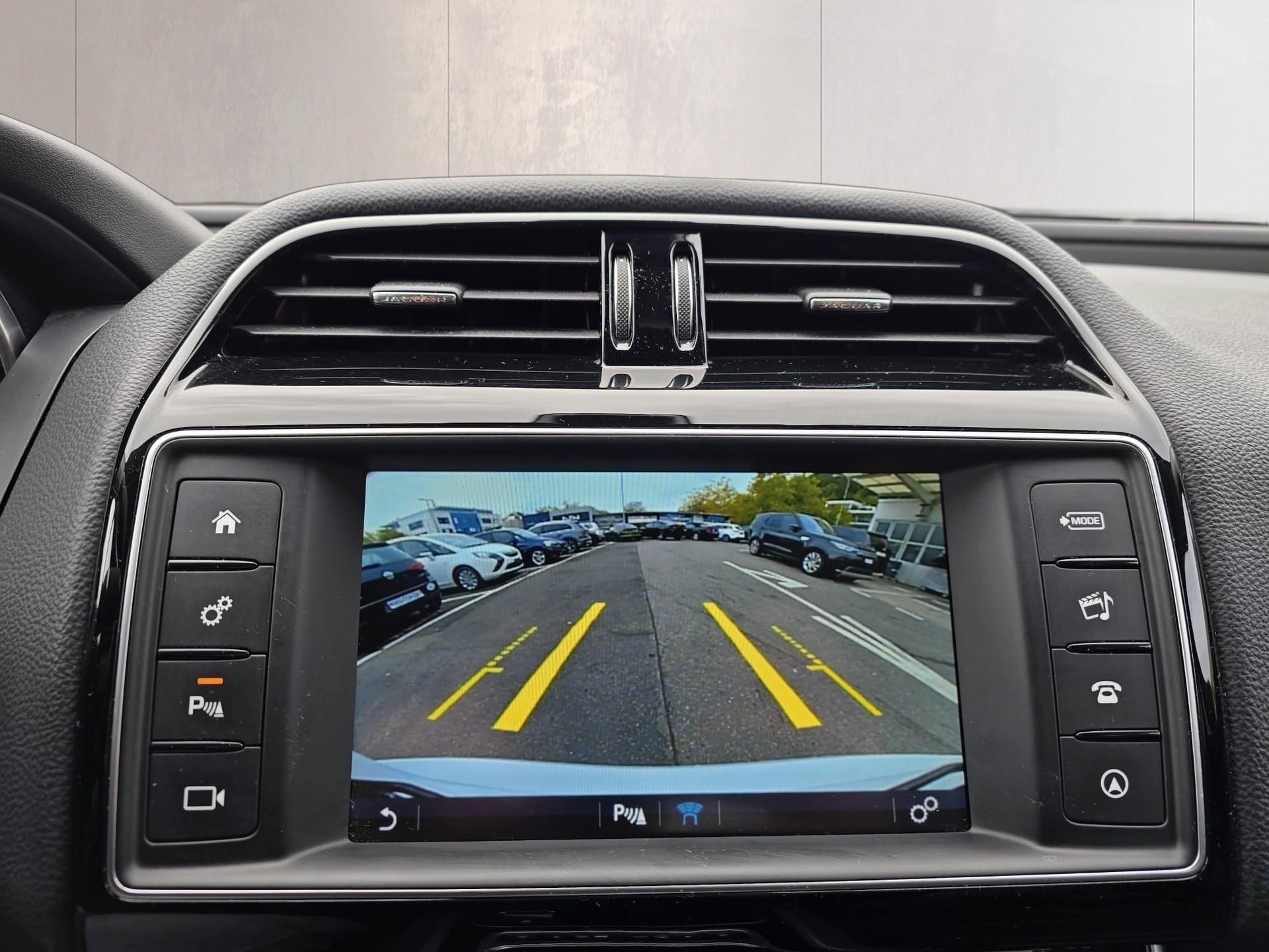 JAGUAR XE 20d Automatik 180 PS-image-12