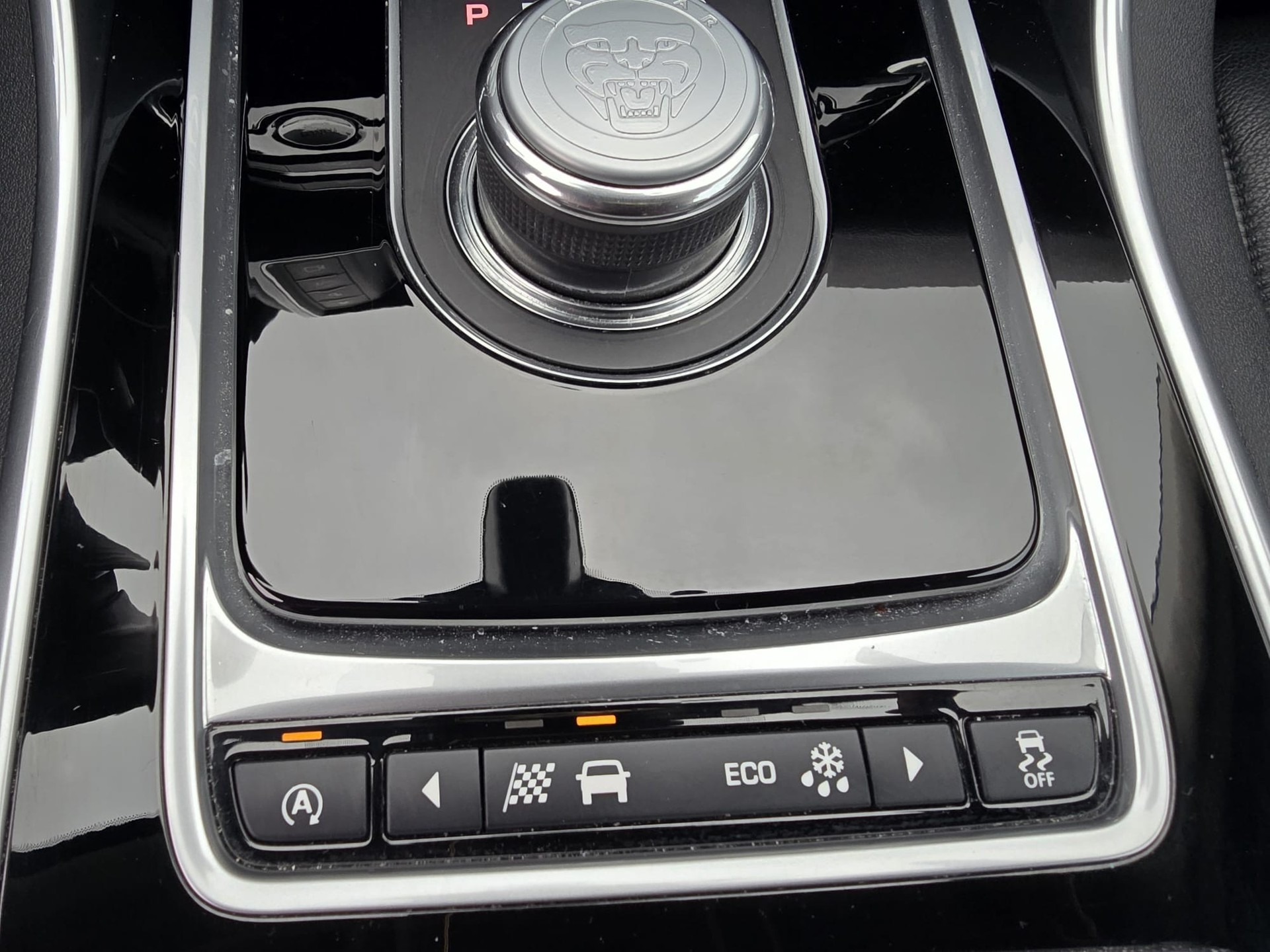 JAGUAR XE 20d Automatik 180 PS-image-13