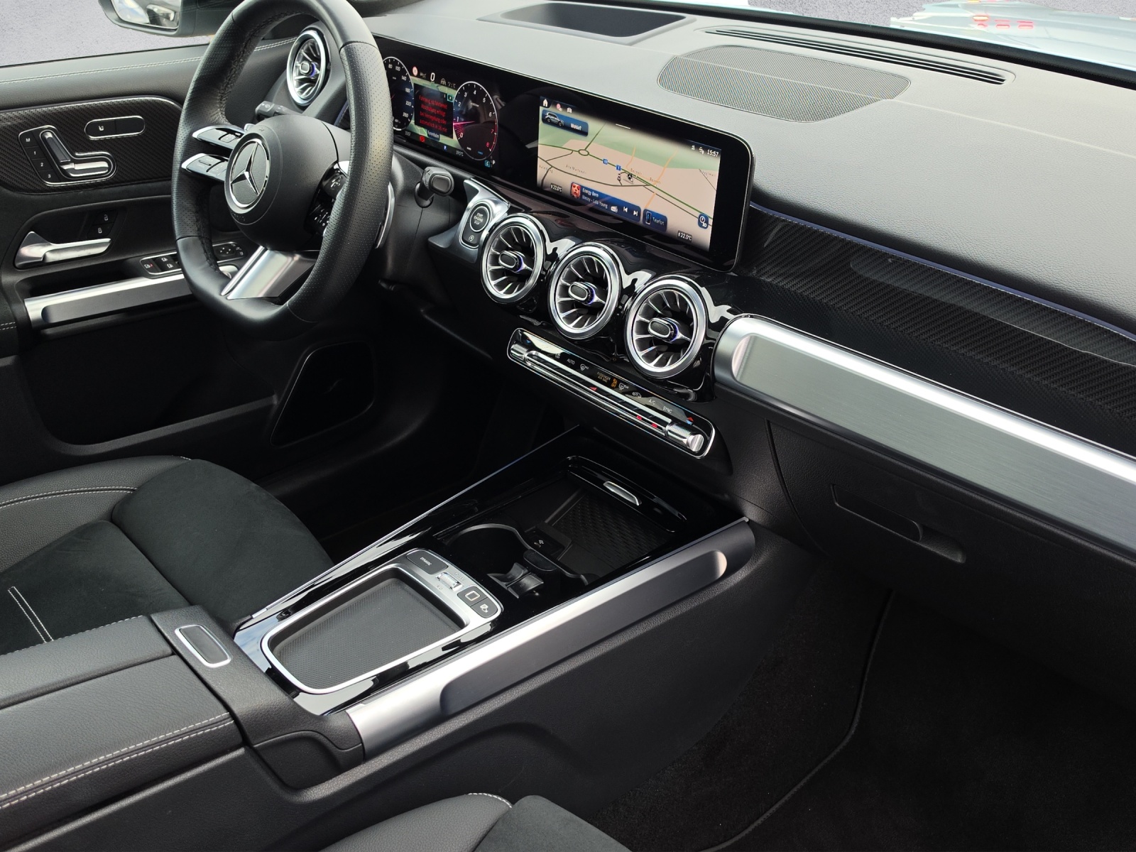 MERCEDES-BENZ GLB 220 4Matic AMG Line 8G-Tronic-image-9