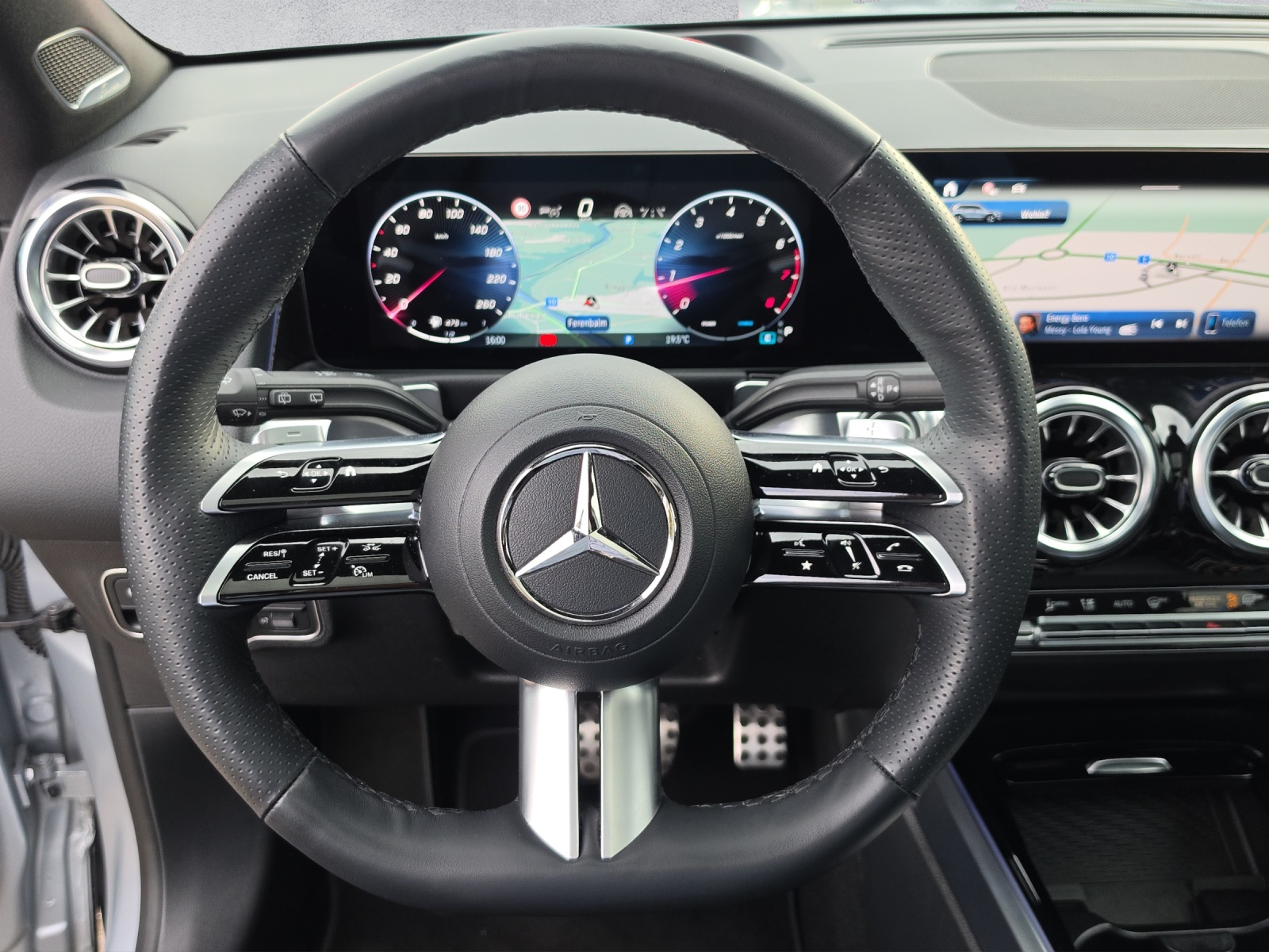 MERCEDES-BENZ GLB 220 4Matic AMG Line 8G-Tronic-image-11