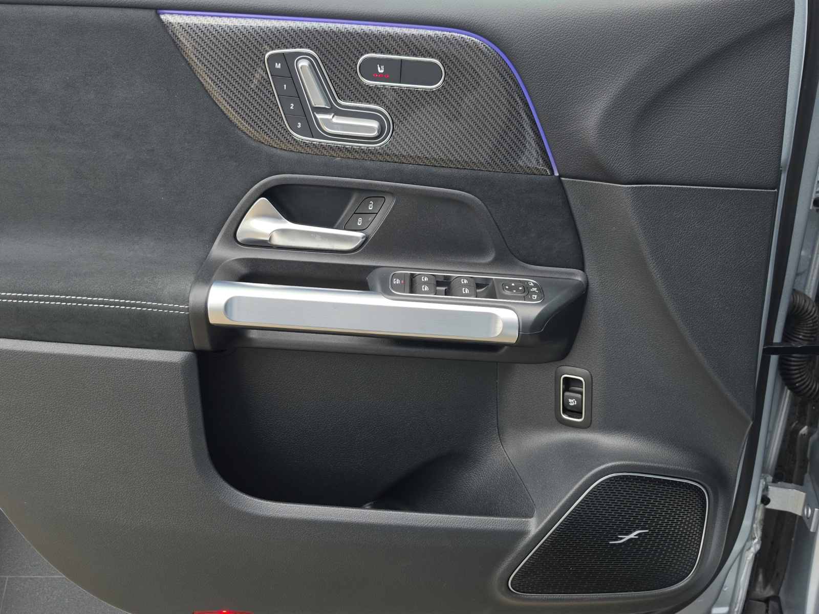 MERCEDES-BENZ GLB 220 4Matic AMG Line 8G-Tronic-image-14