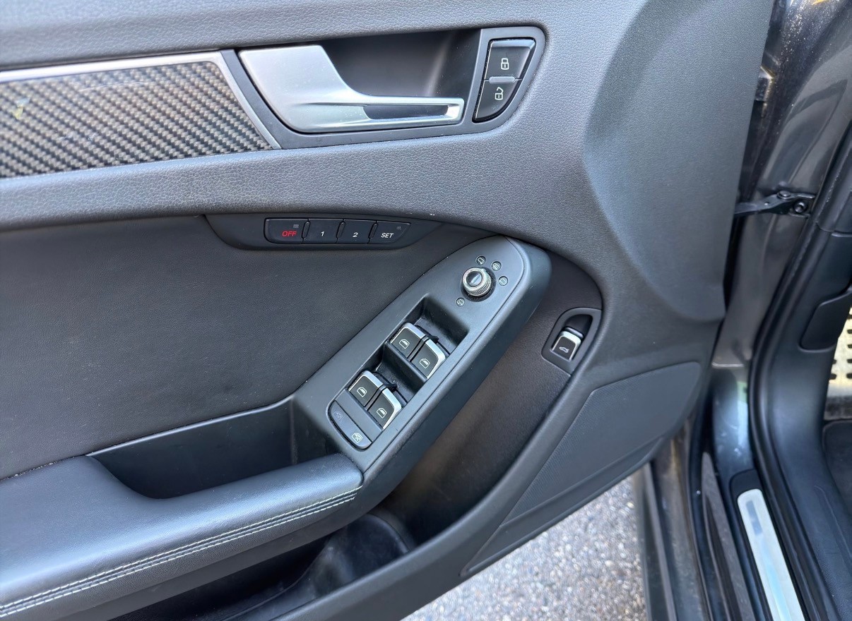 AUDI RS4 Avant 4.2 FSI V8 quattro S-tronic-image-12