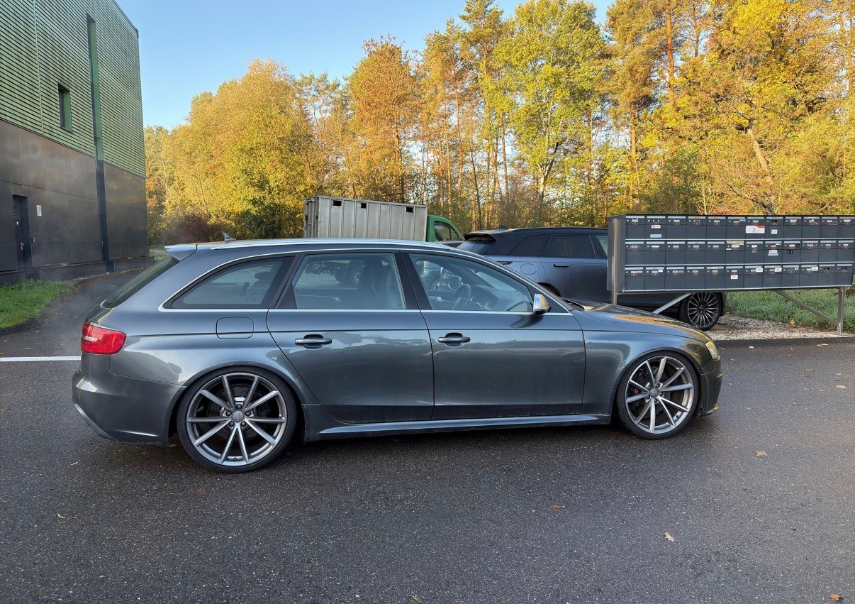 AUDI RS4 Avant 4.2 FSI V8 quattro S-tronic-image-4
