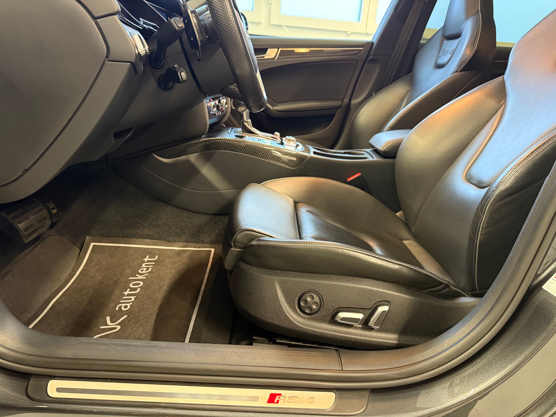 AUDI RS4 Avant 4.2 FSI V8 quattro S-tronic-image-14