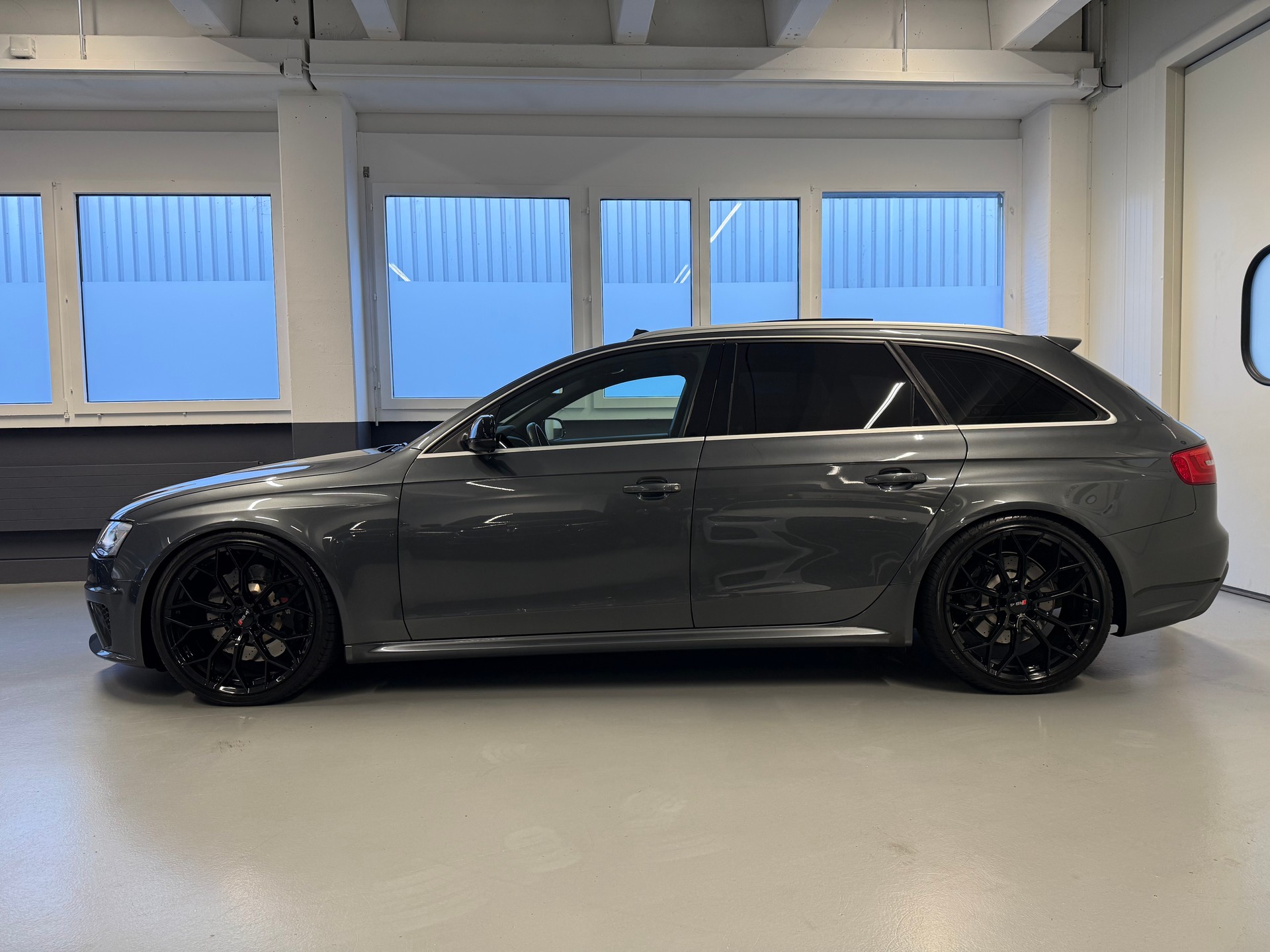AUDI RS4 Avant 4.2 FSI V8 quattro S-tronic-image-2