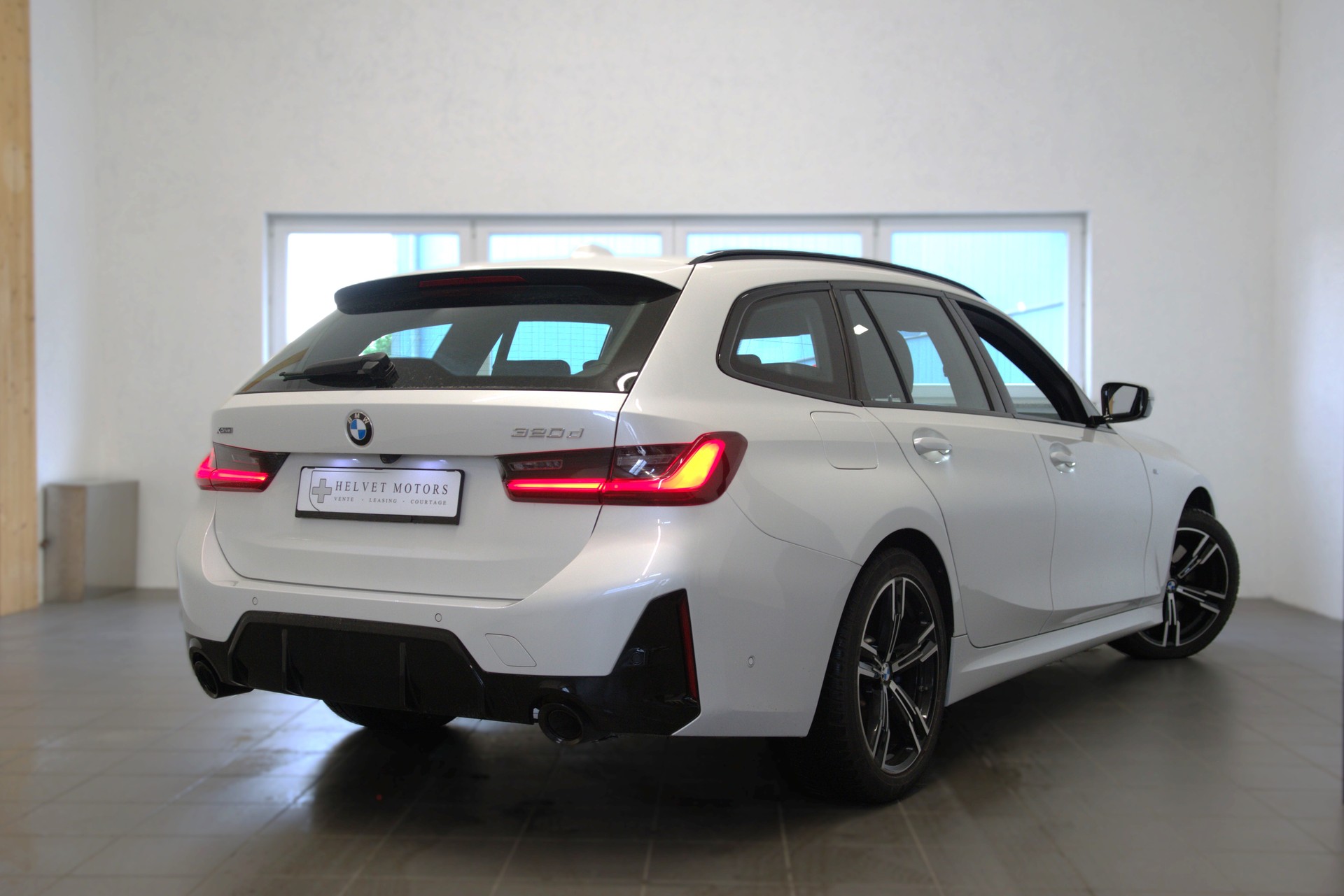 BMW 320d xDrive 48V Touring Steptronic M Sport Pro-image-3