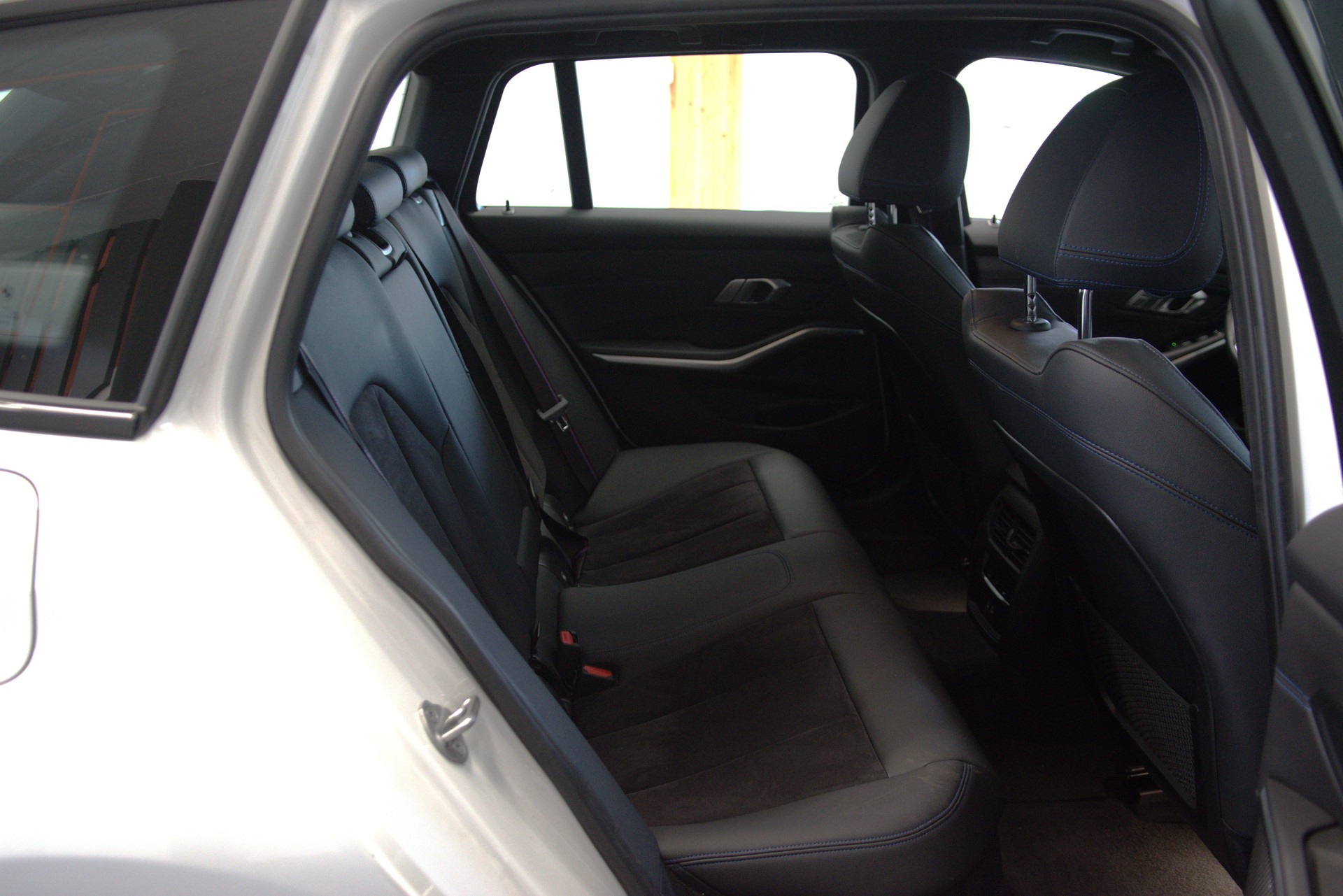 BMW 320d xDrive 48V Touring Steptronic M Sport Pro-image-9