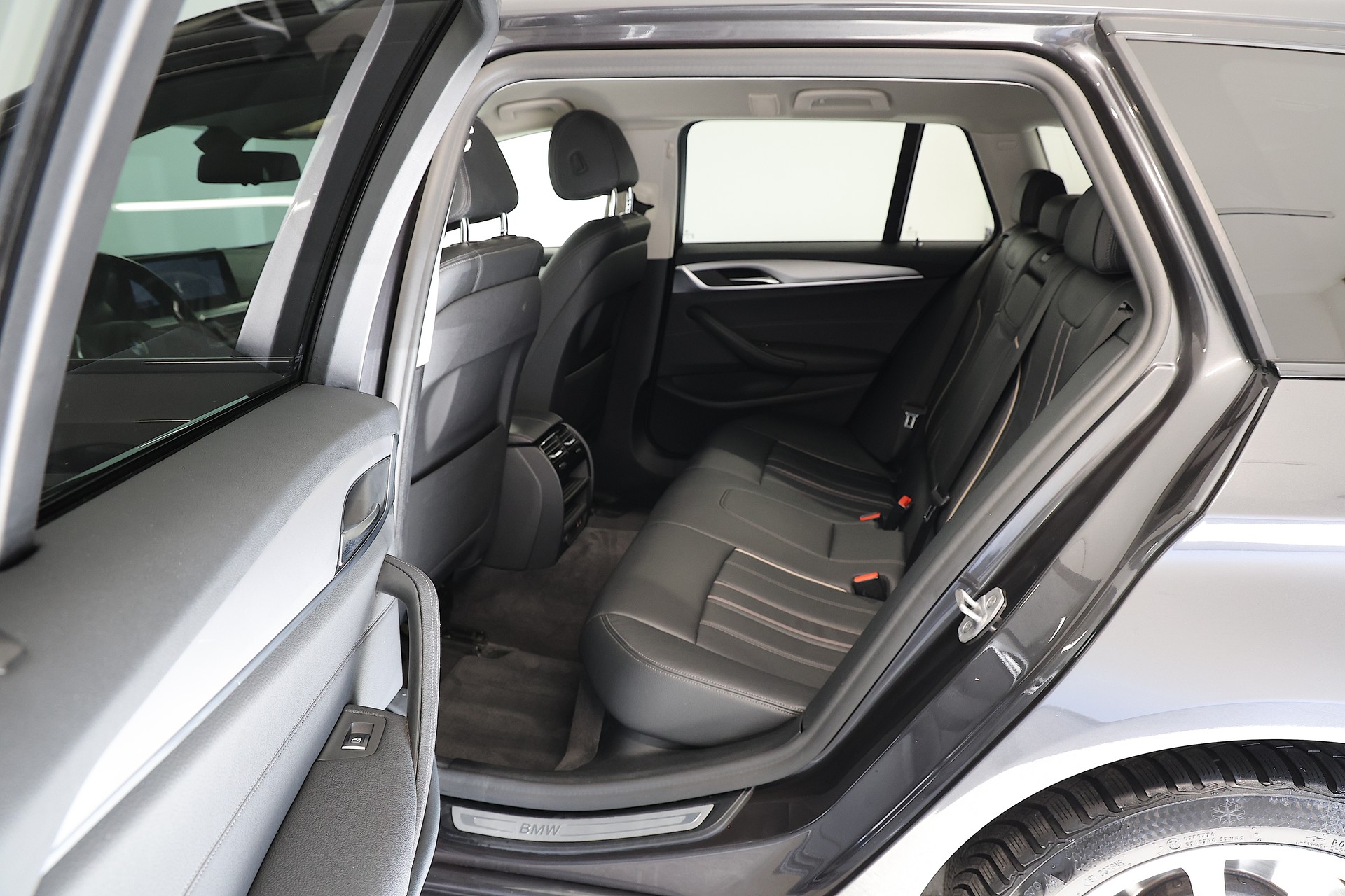 BMW 520d xDrive 48V Touring Steptronic-image-14