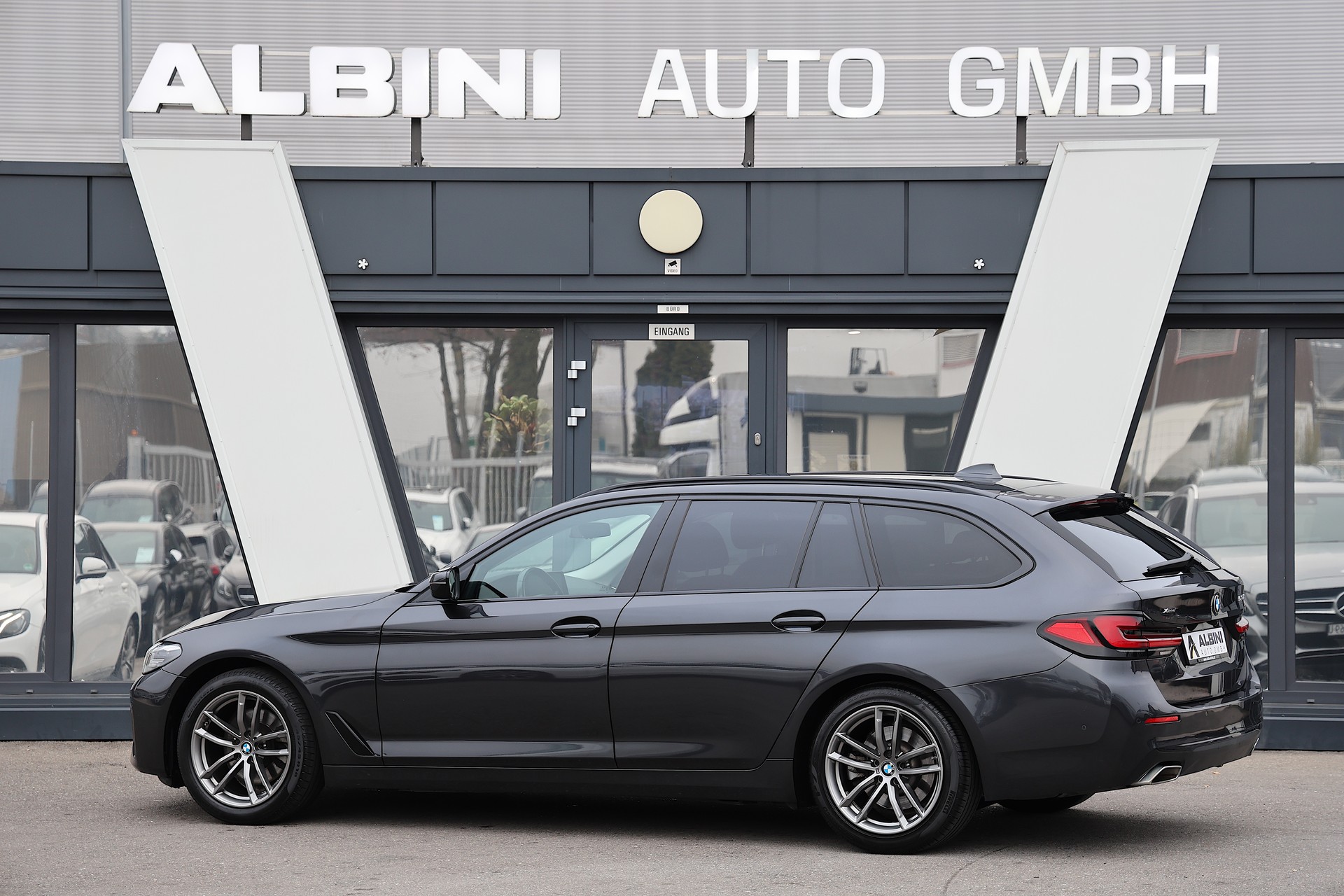 BMW 520d xDrive 48V Touring Steptronic-image-2