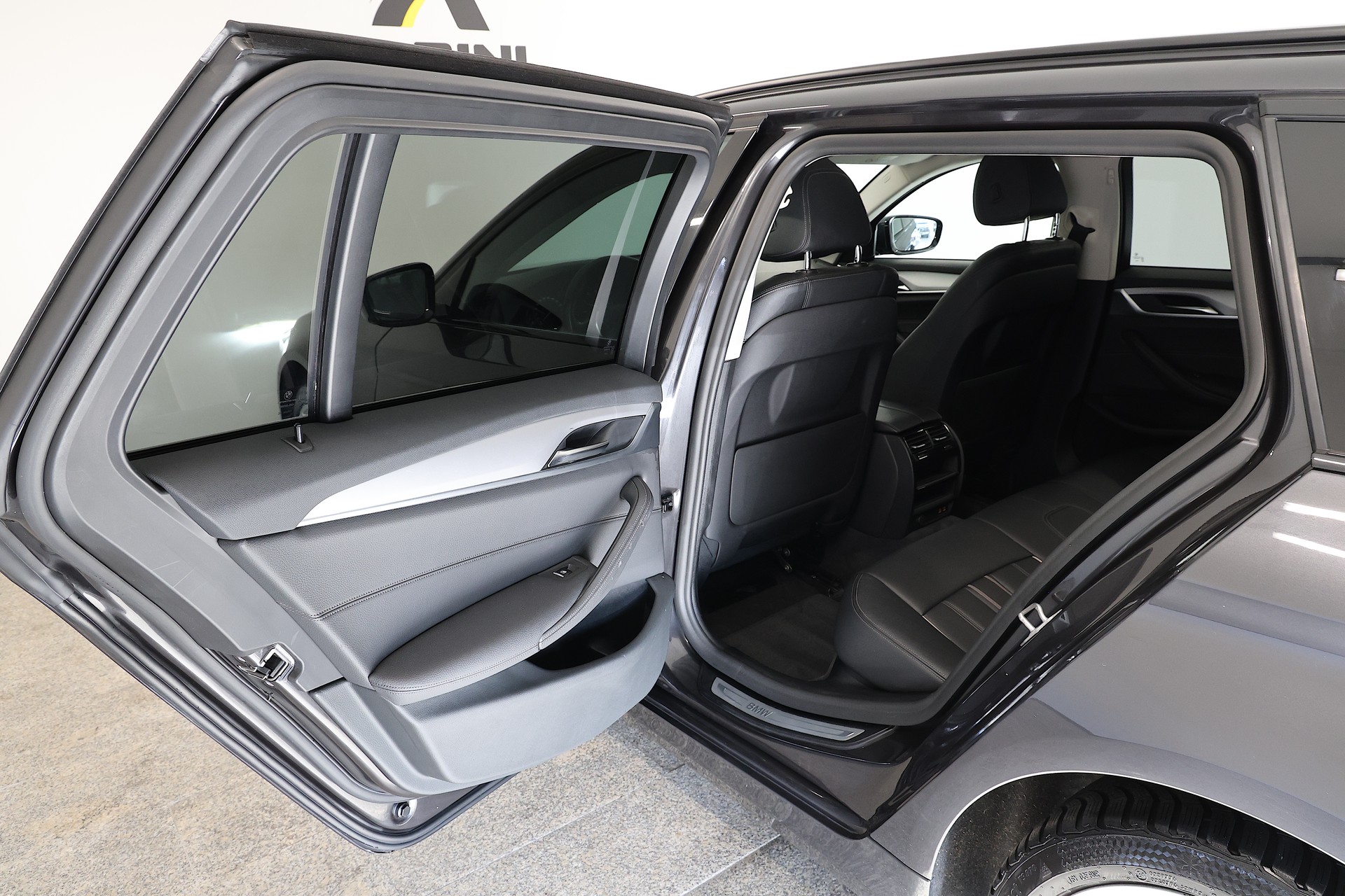 BMW 520d xDrive 48V Touring Steptronic-image-13