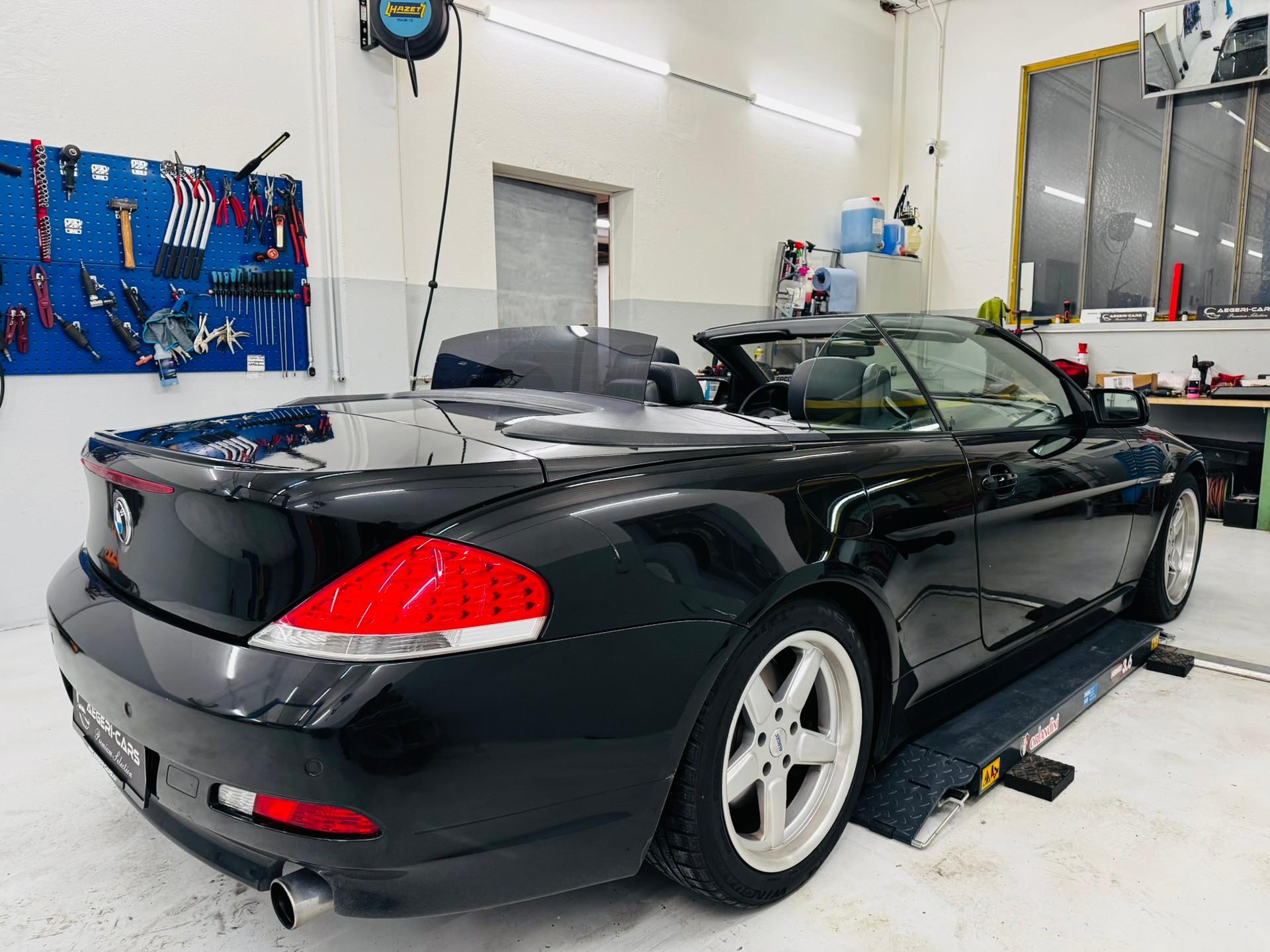 BMW 645i-showroom-element-3