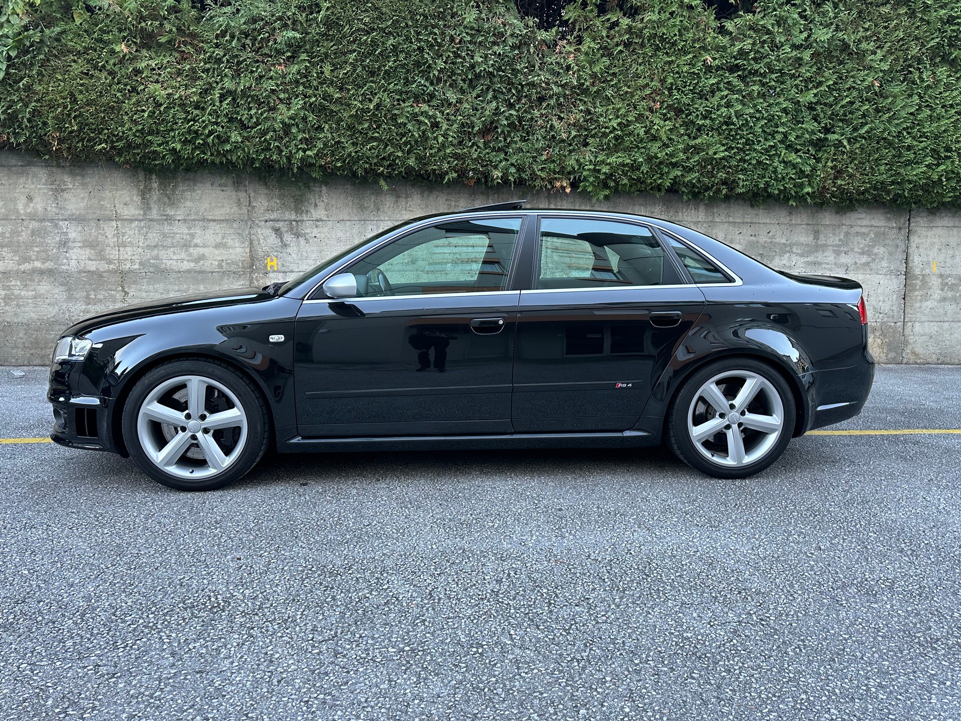 AUDI RS4 Limousine 4.2 V8 quattro-image-1