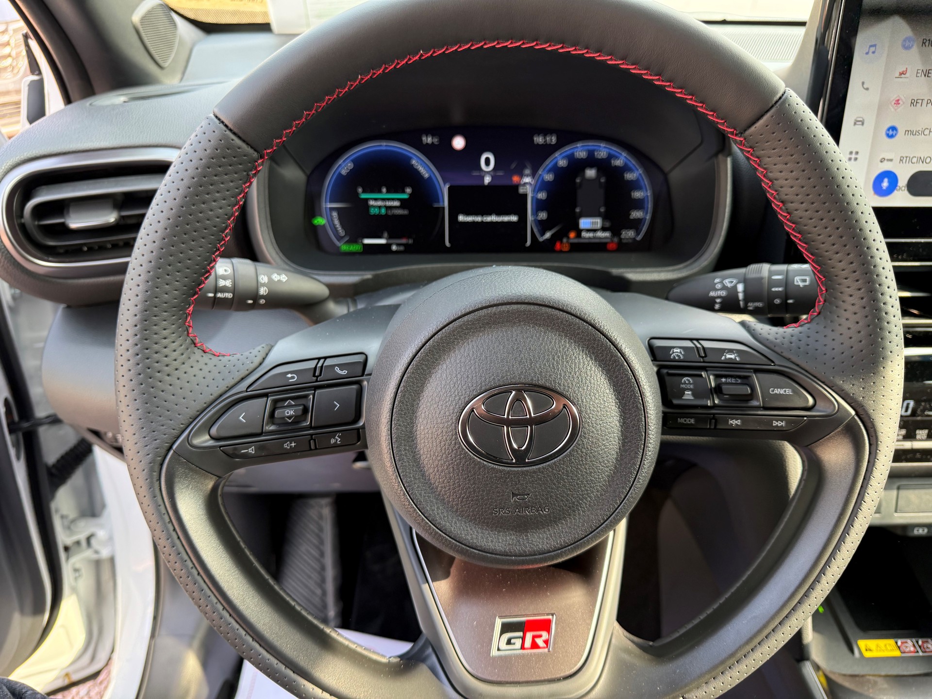 TOYOTA Yaris Cross 1.5 GR Sport e-CVT-image-8