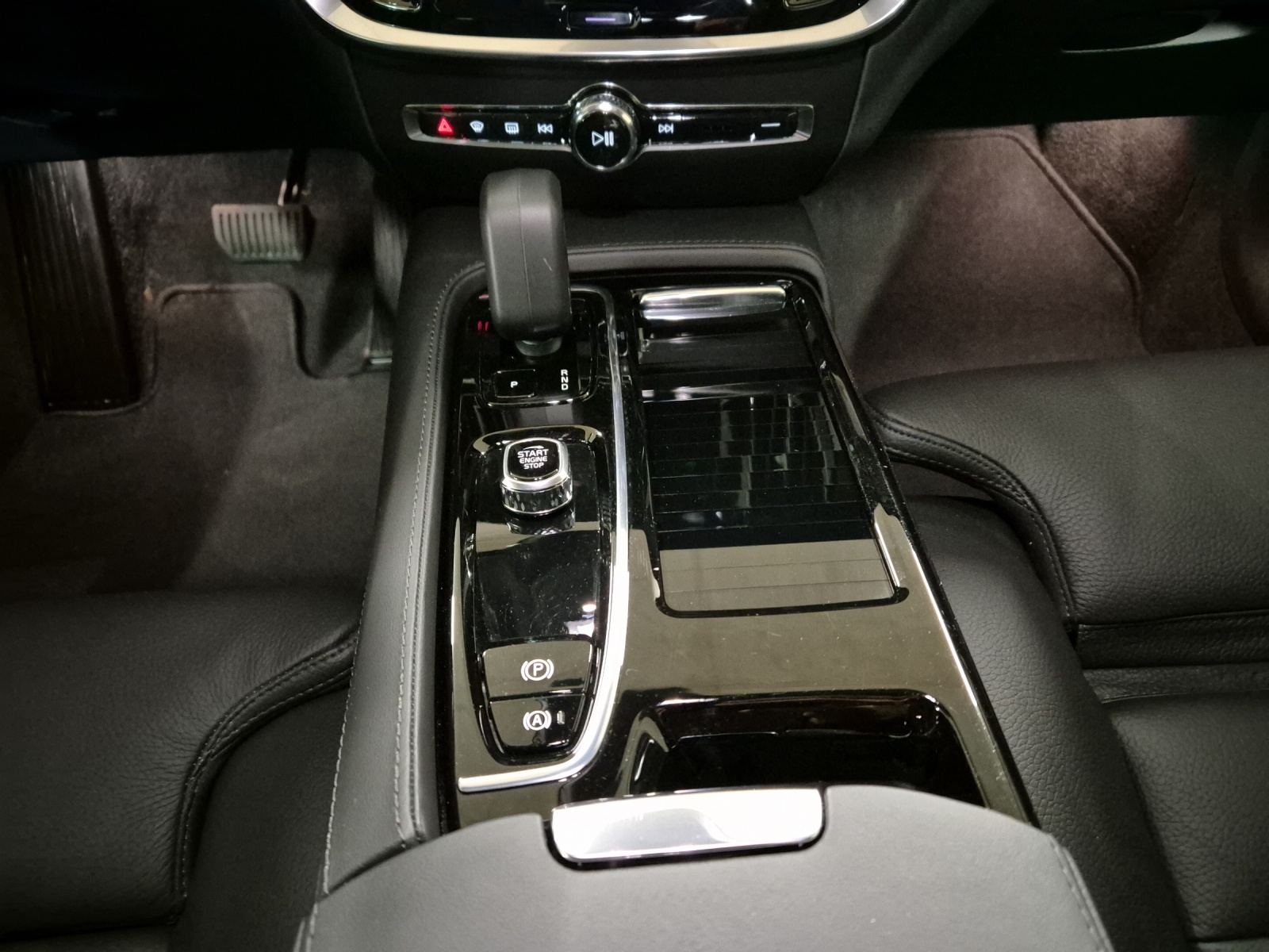 VOLVO V60 2.0 T6 TE Plus Dark eAWD-image-14