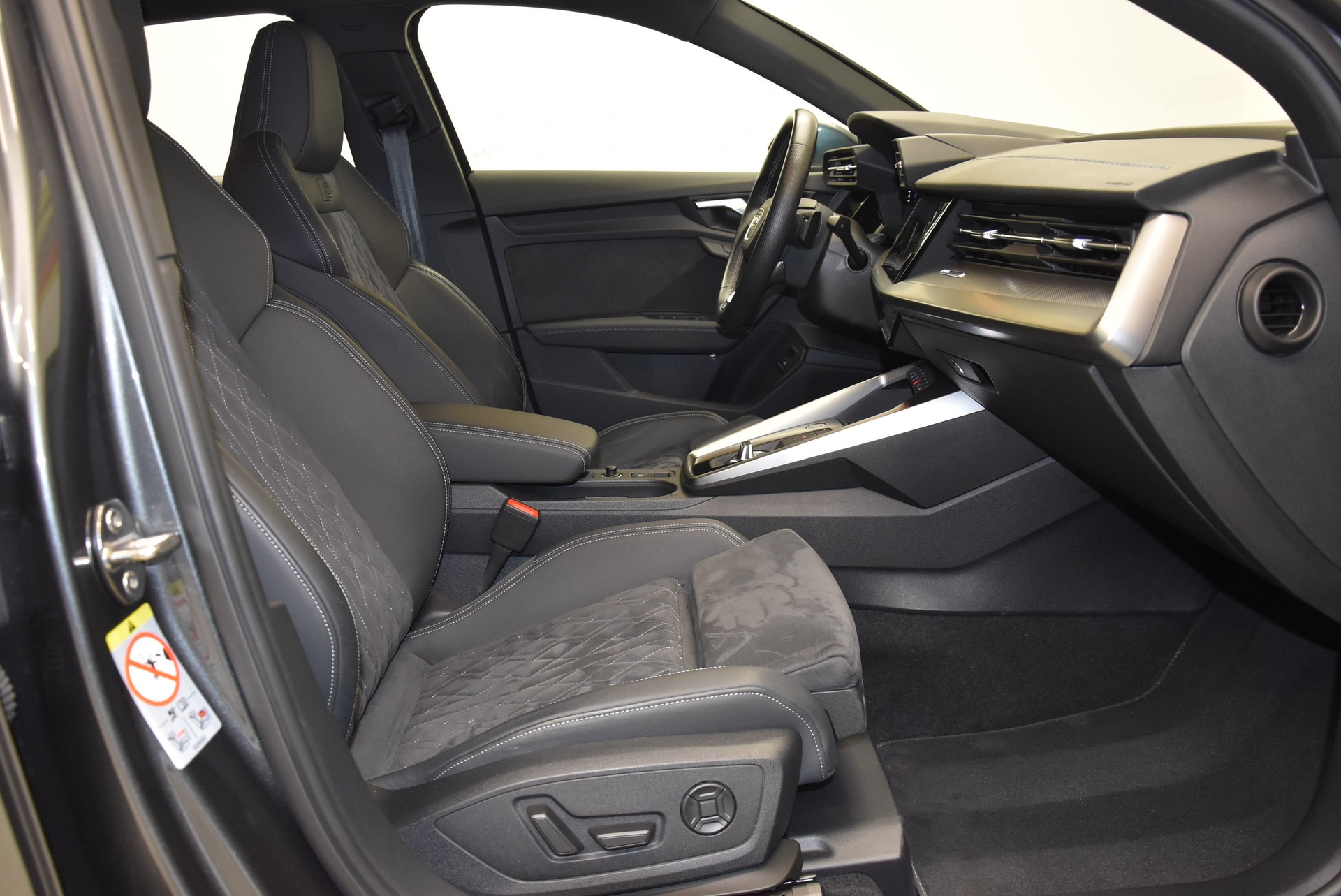 AUDI A3 Sportback 35 TFSI S line Attraction S-tronic-image-2