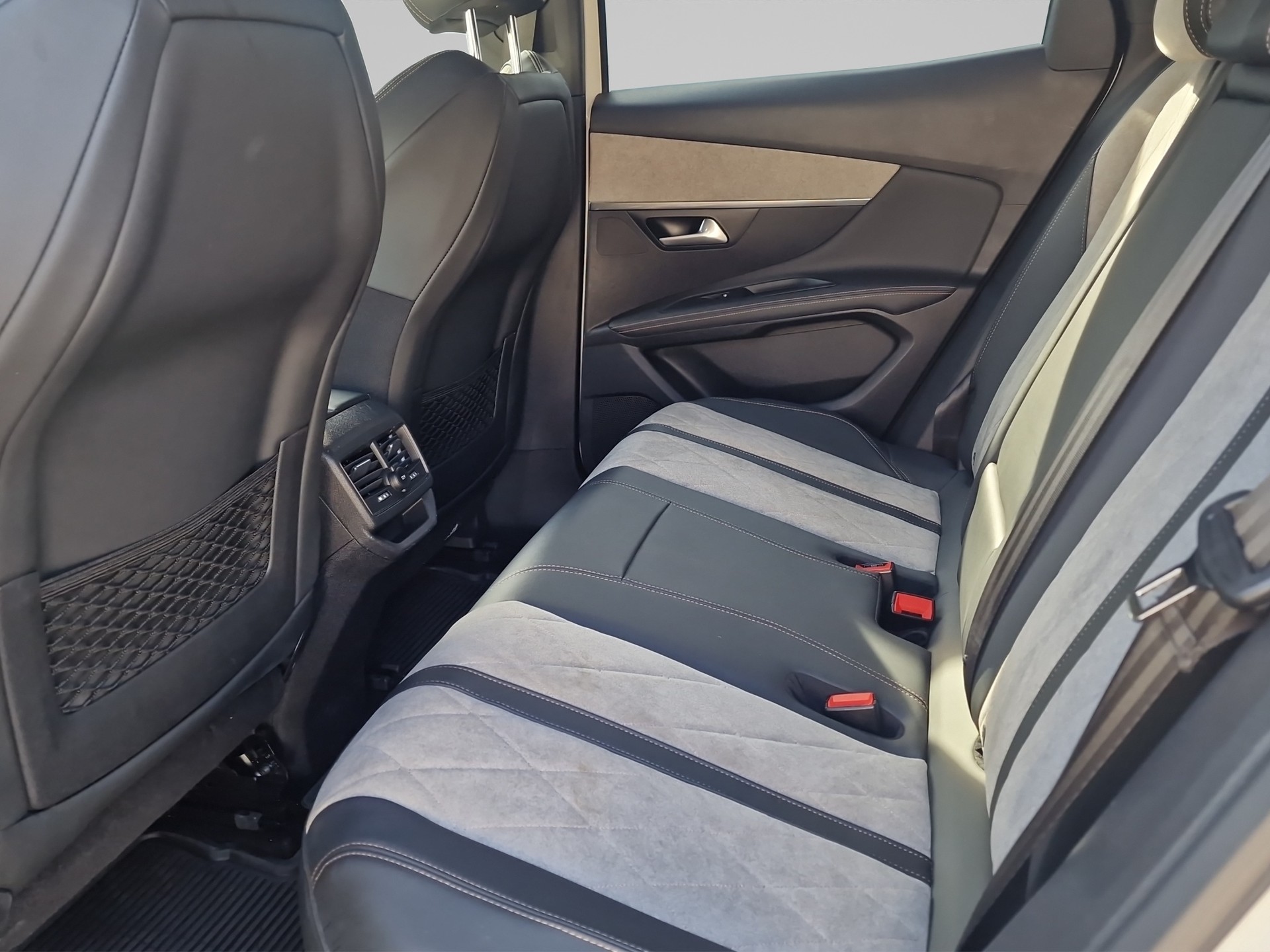 PEUGEOT 3008 1.6 Plug-in Hybrid4 GT-image-14