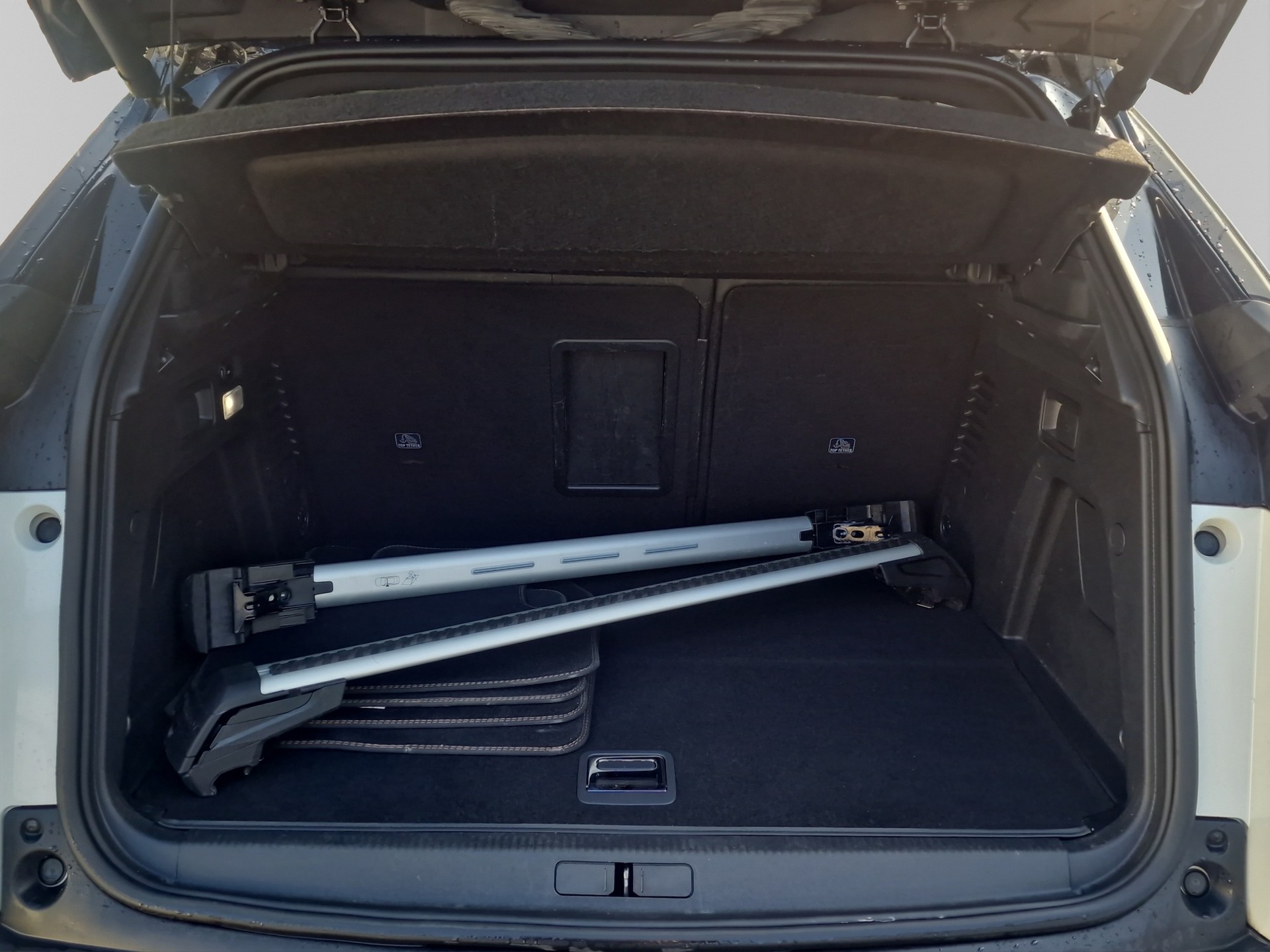 PEUGEOT 3008 1.6 Plug-in Hybrid4 GT-image-15