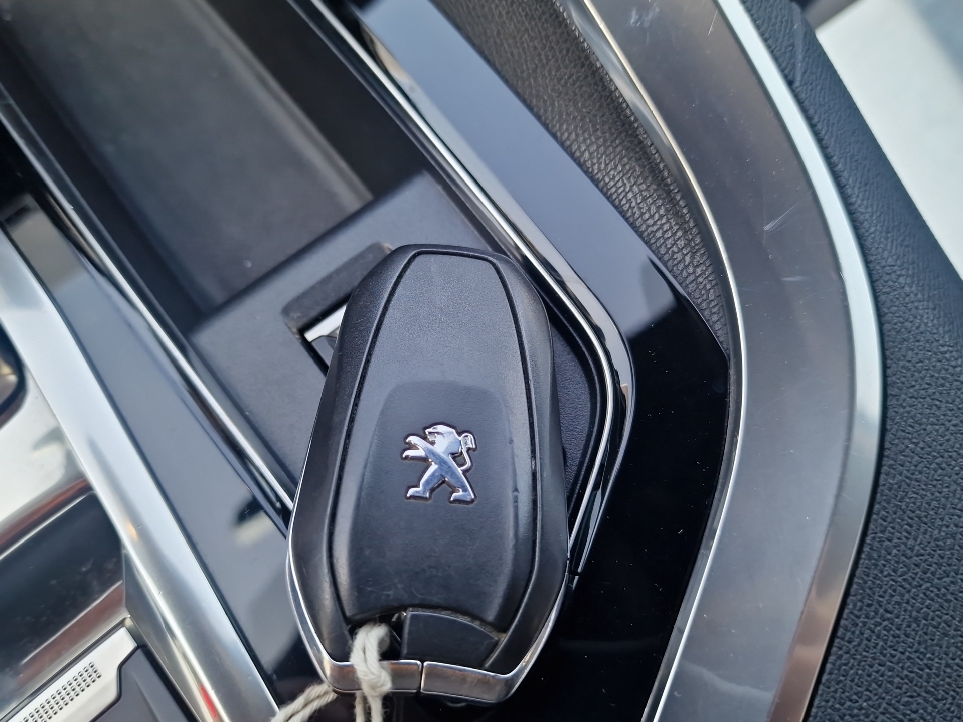 PEUGEOT 3008 1.6 Plug-in Hybrid4 GT-image-21