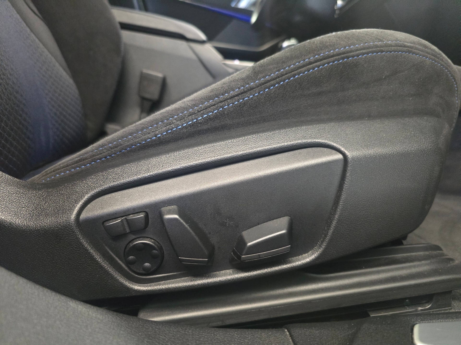 BMW 120d xDrive Steptronic M Sport-image-12